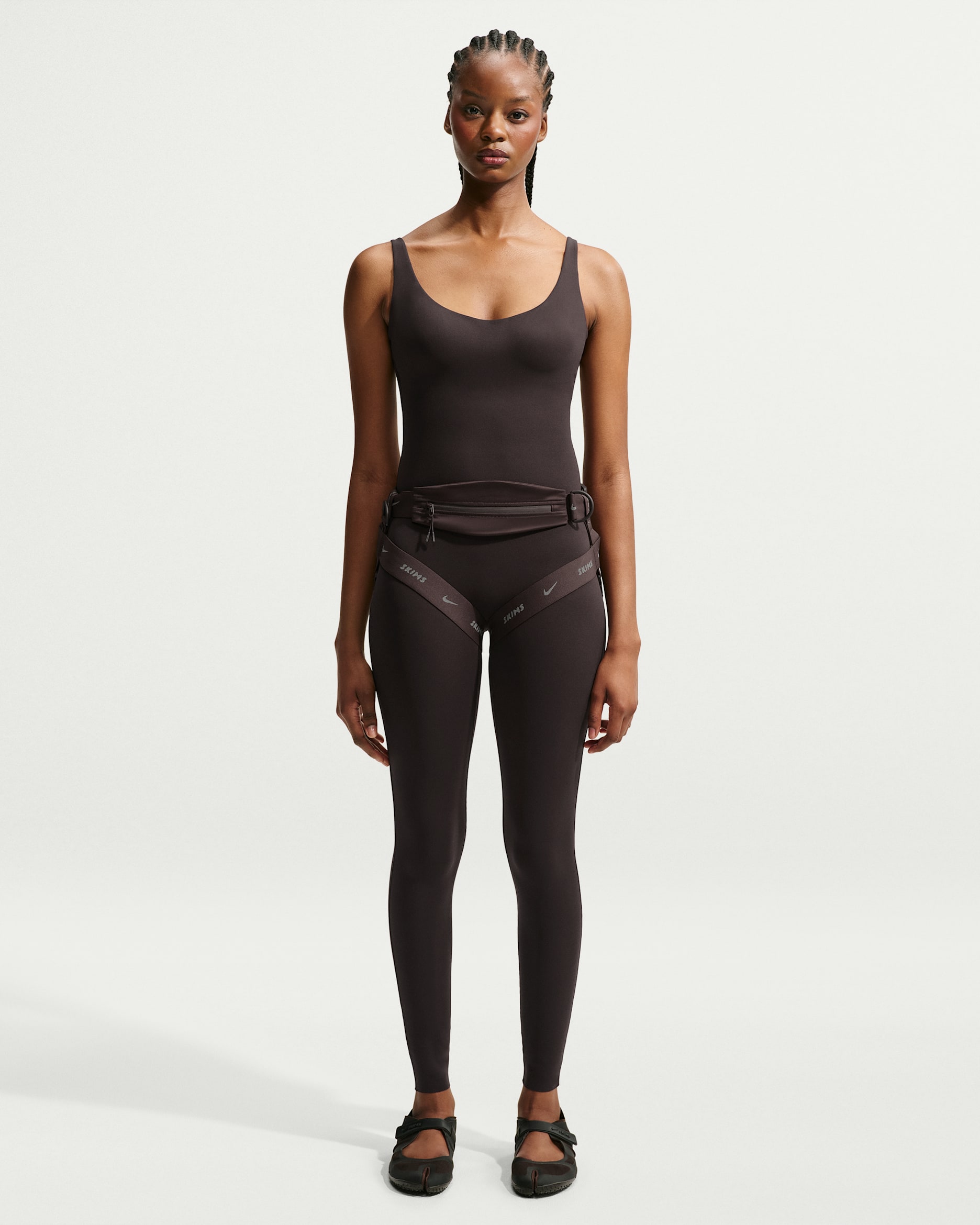 Bodysuit NikeSKIMS Studio Stretch 74 cm för kvinnor - NSKM Dark Roast/NSKM Dark Roast