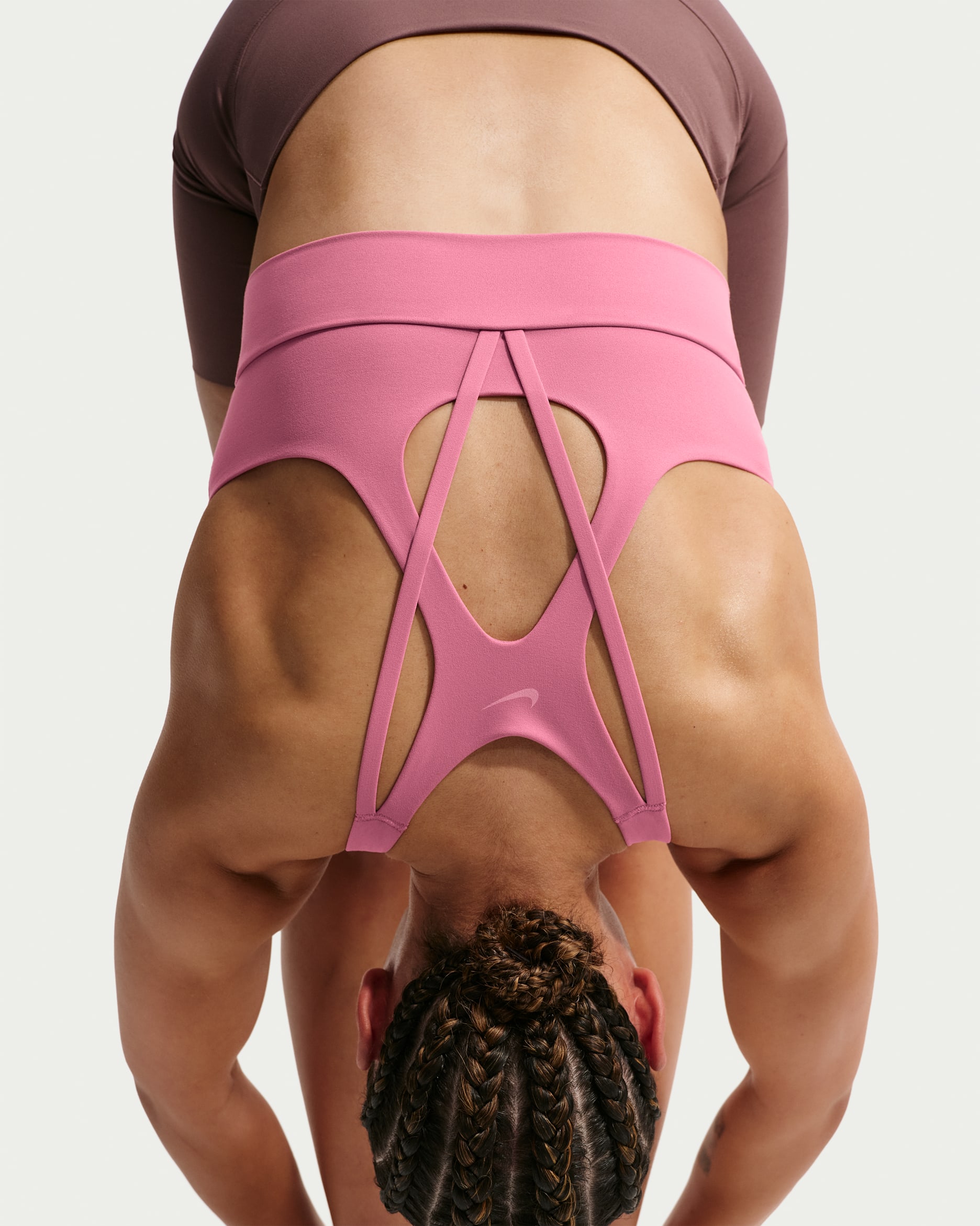 Bra deportivo de baja sujeción de líneas largas con almohadillas para mujer Nike Zenvy - Peonía/Blanco