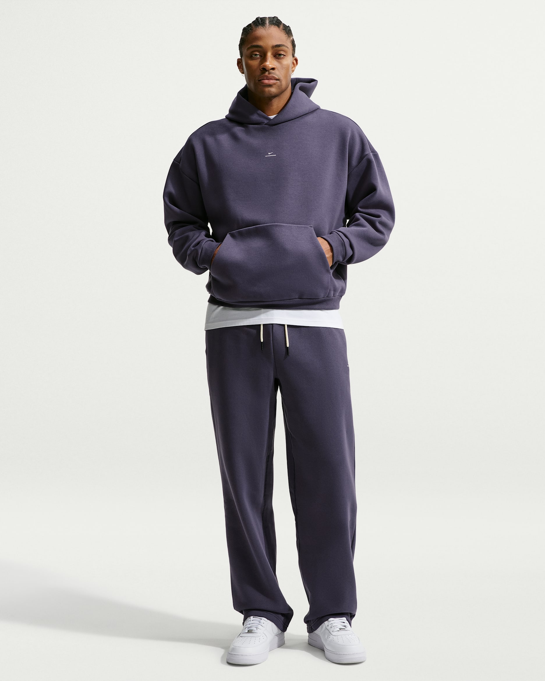 Pants de básquetbol Therma-FIT cepillados con dobladillo abierto para hombre Nike Standard Issue - Parrilla/Marfil pálido
