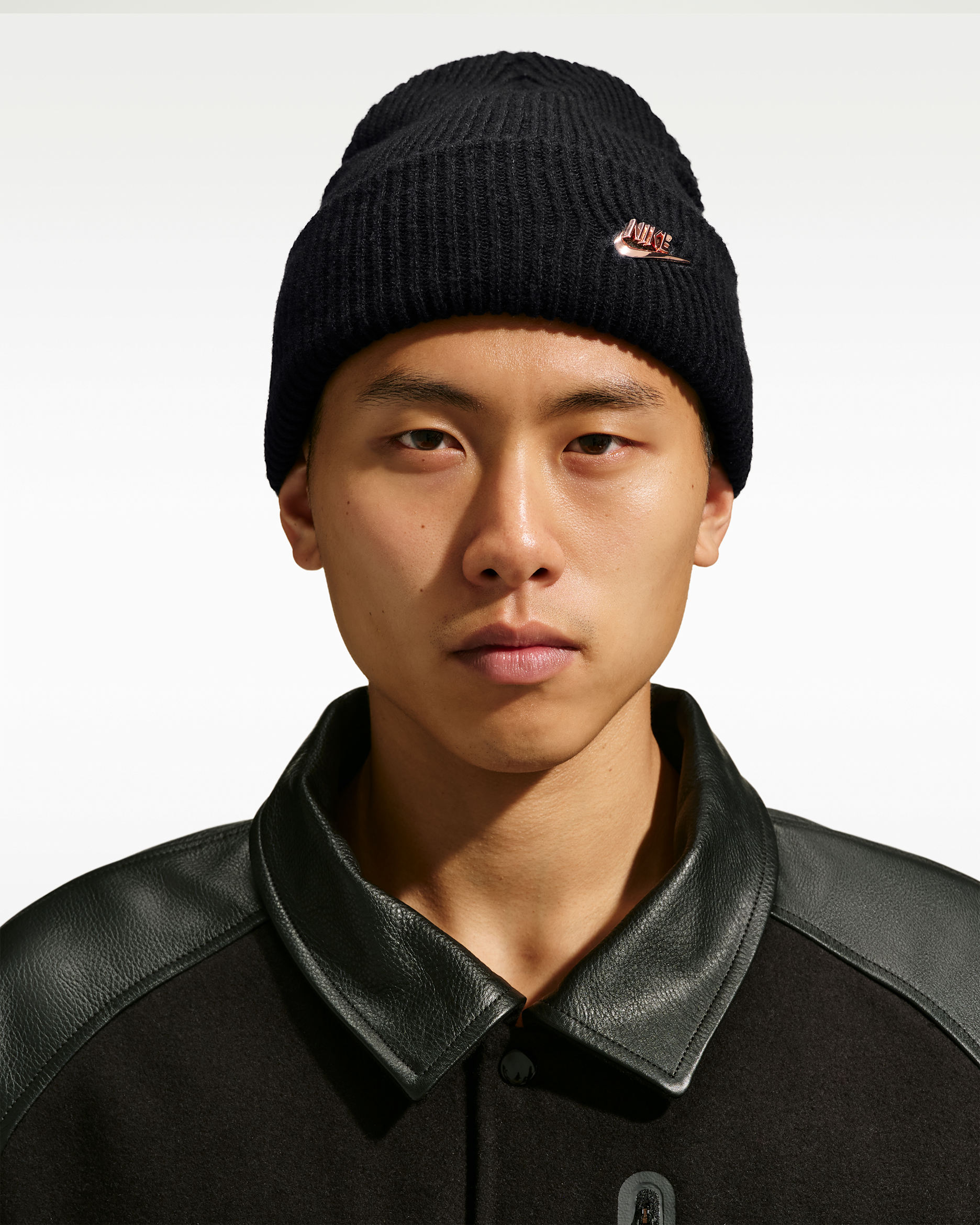 Nike Peak lue med høy oppbrett og en metalldetalj med Futura-logoen - Svart/Rose Gold