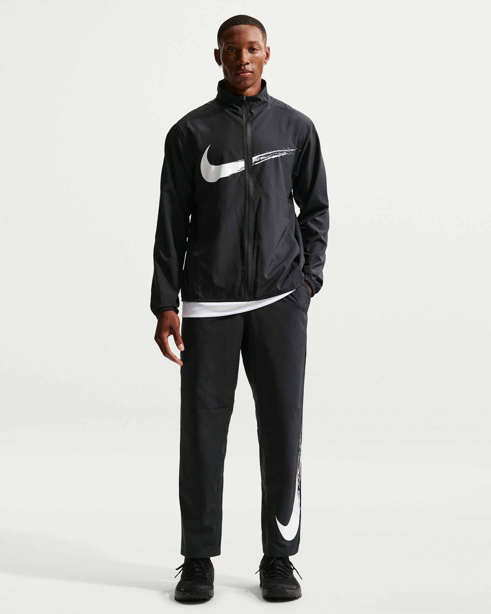 Pants versátiles Dri-FIT con dobladillo abierto para hombre Nike Form - Negro/Blanco