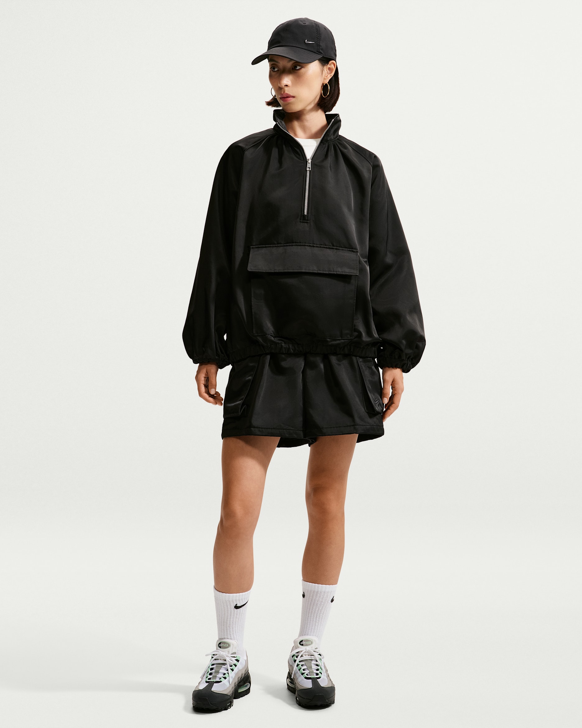 Nike Sportswear 女款寬鬆中腰緞面工裝短褲 - 黑色/黑色