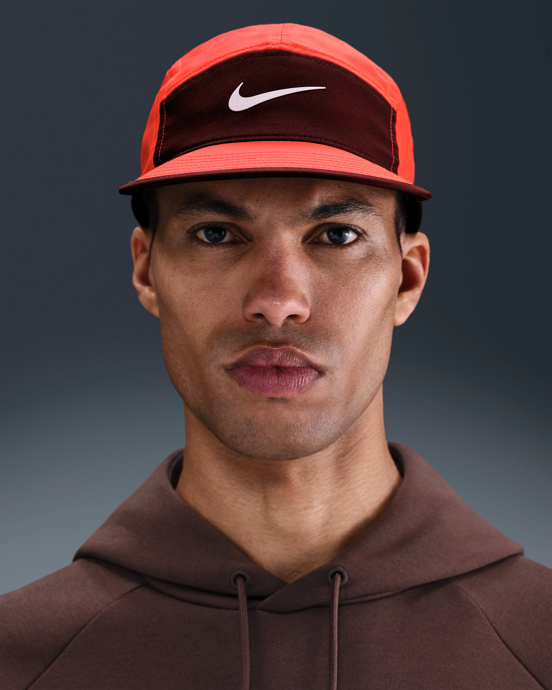 Gorra Swoosh sin estructura Nike Fly Dri-FIT - Carmesí brillante/Burdeos enérgico/Blanco