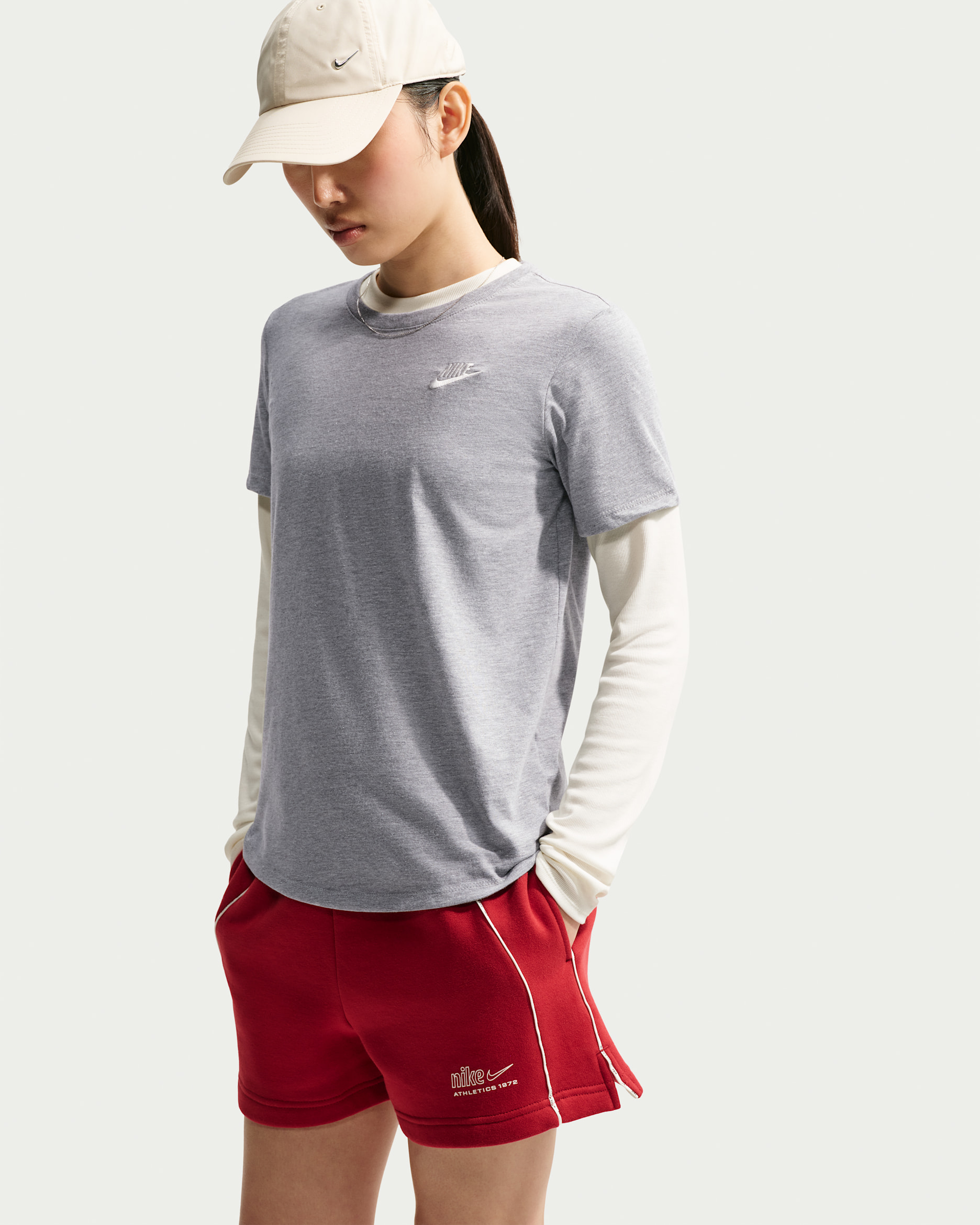 Playera para mujer Nike Sportswear Club Essentials - Gris oscuro jaspeado/Vela