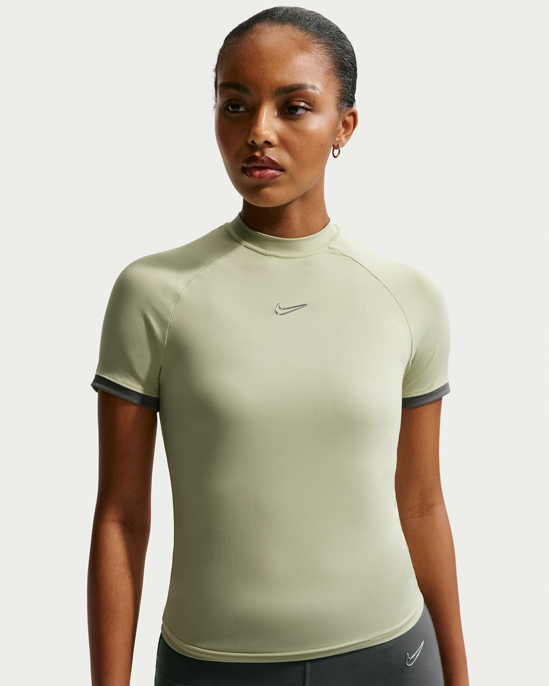 Damski top o dopasowanym kroju z krótkim rękawem Nike Sportswear - Olive Aura/Smoke Grey