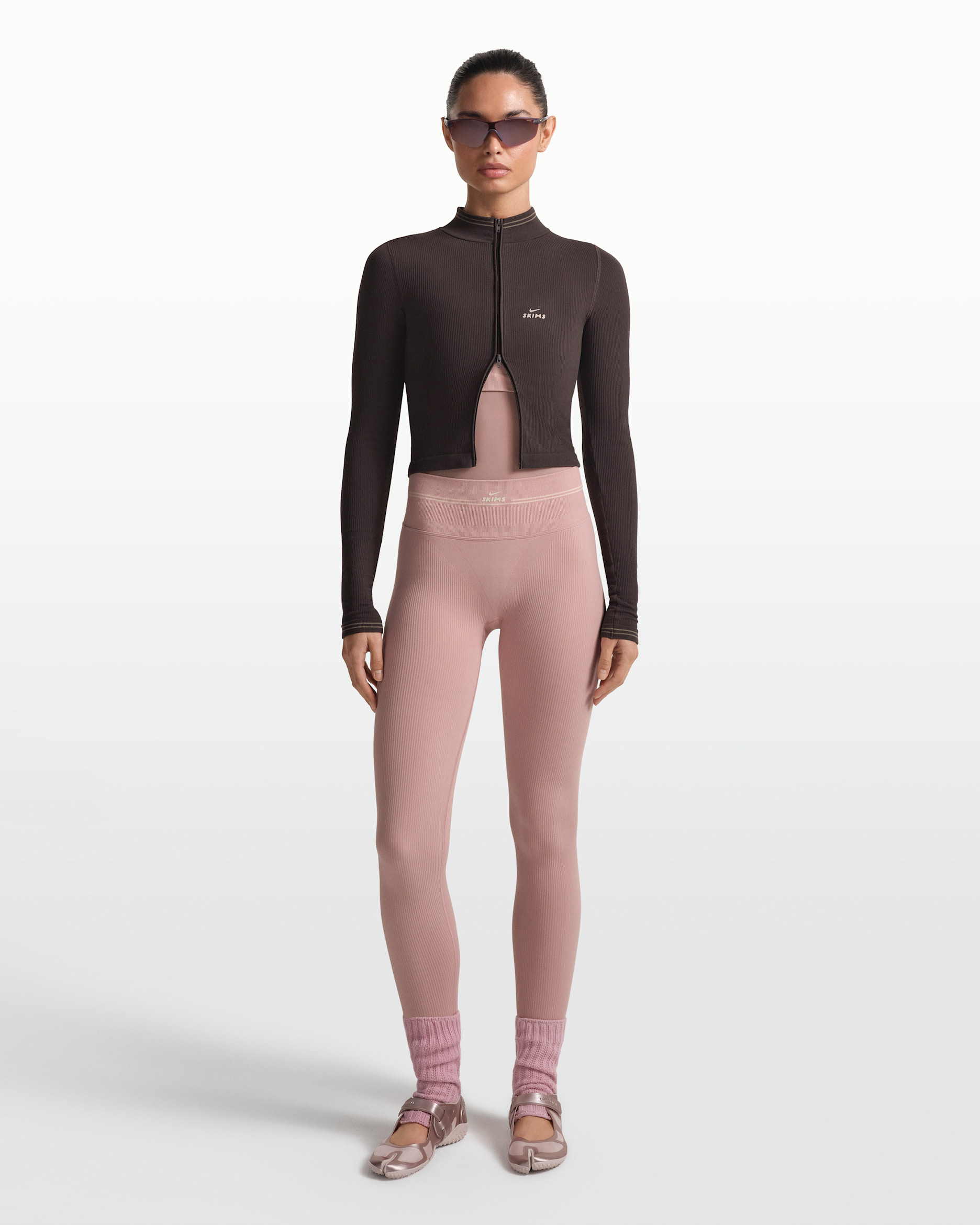 NikeSKIMS bordázott, varrat nélküli, magas derekú, 66 cm-es női leggings - NSKM HIMALAYAN/NSKM ECRU