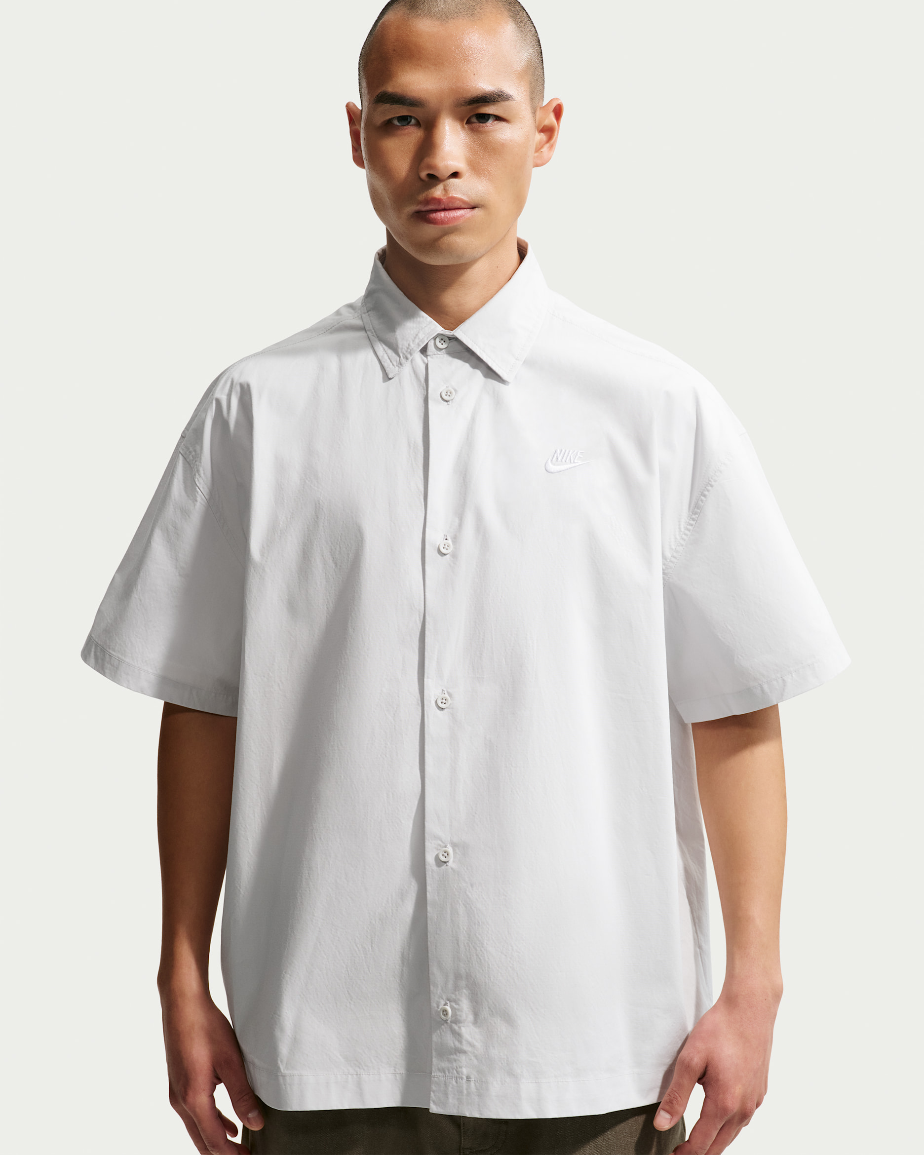 나이키 클럽 남성 반팔 버튼업 셔츠 - 포톤 더스트/화이트