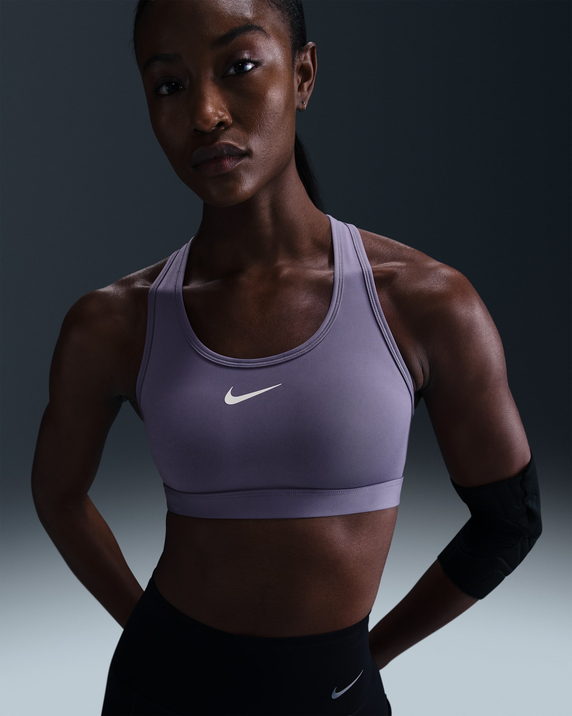 Bra deportivo con almohadilla de media sujeción para mujer Nike Swoosh - Amatista empolvado/Blanco