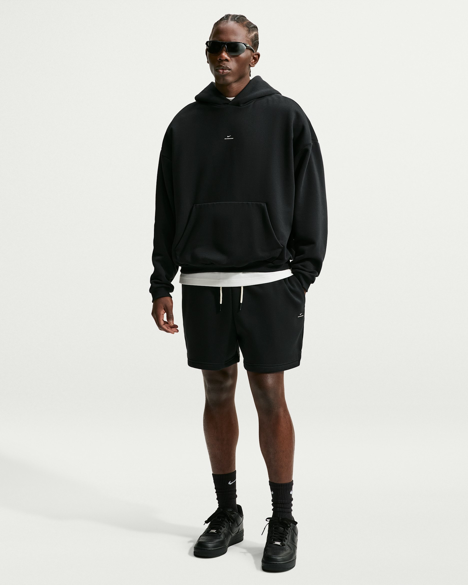 Nike Standard Issue Therma-FIT-basketballshorts i fleece (13 cm) til mænd - sort/Pale Ivory