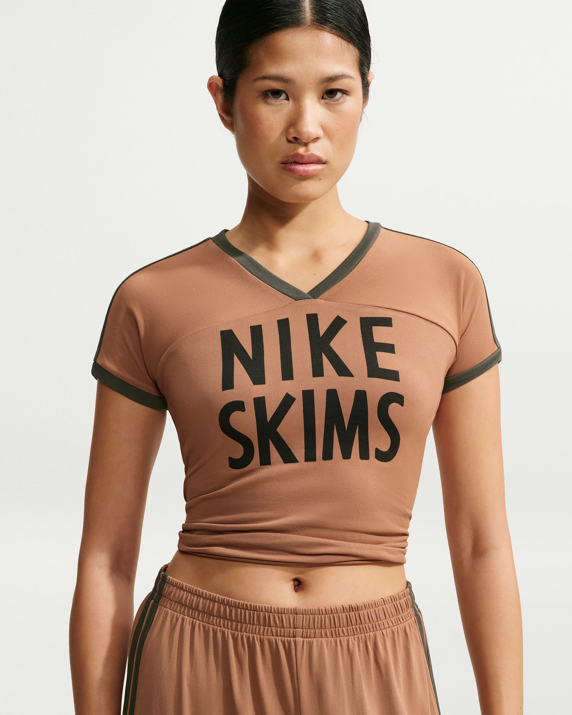 NikeSKIMS Stretch Knit kortermet dameoverdel med V-hals - NSKM Carob Brown/NSKM Boulder