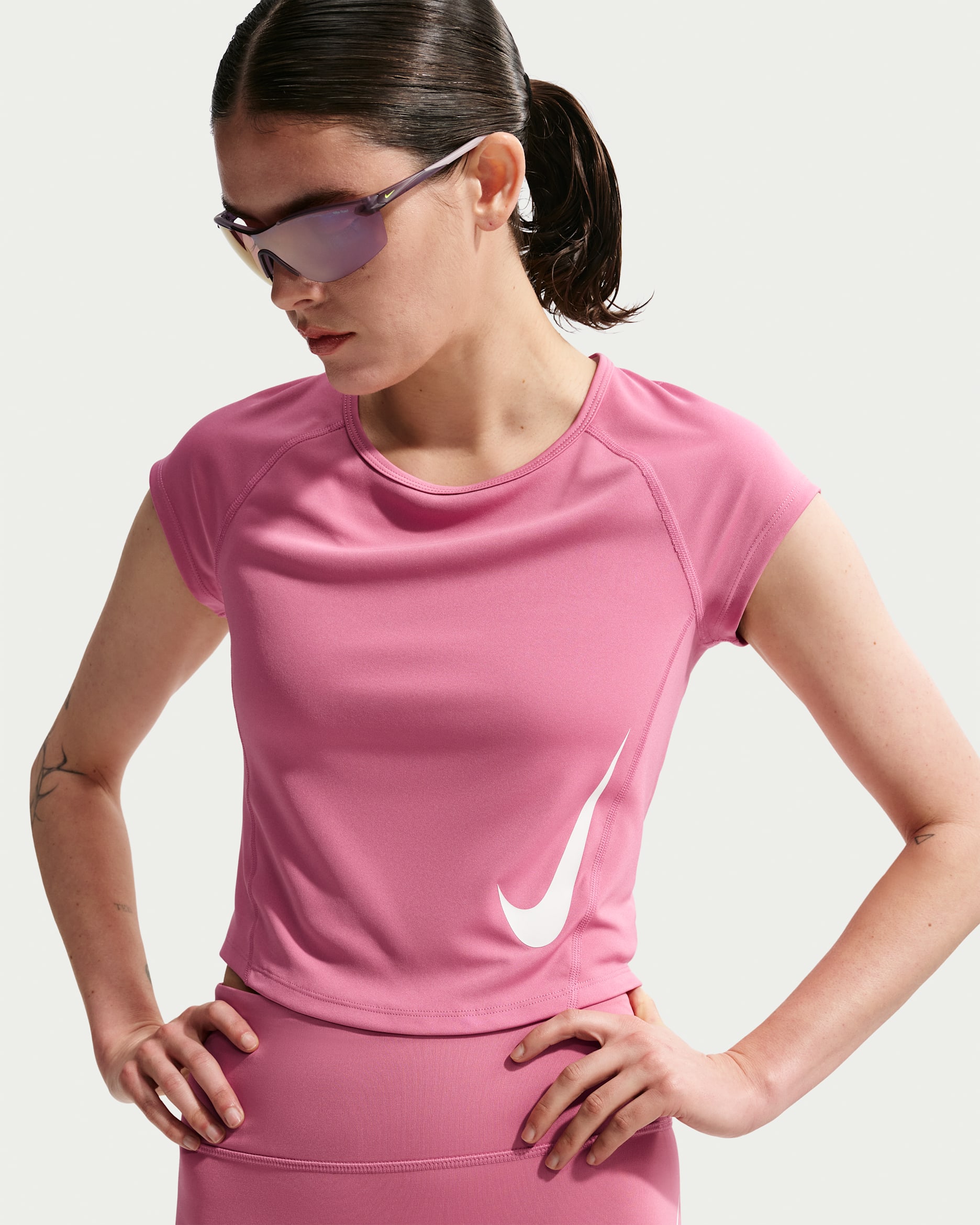 Playera de correr de manga tipo casquillo Dri-FIT para mujer Nike Tempo Swoosh - Peonía/Polvo fotón/Blanco