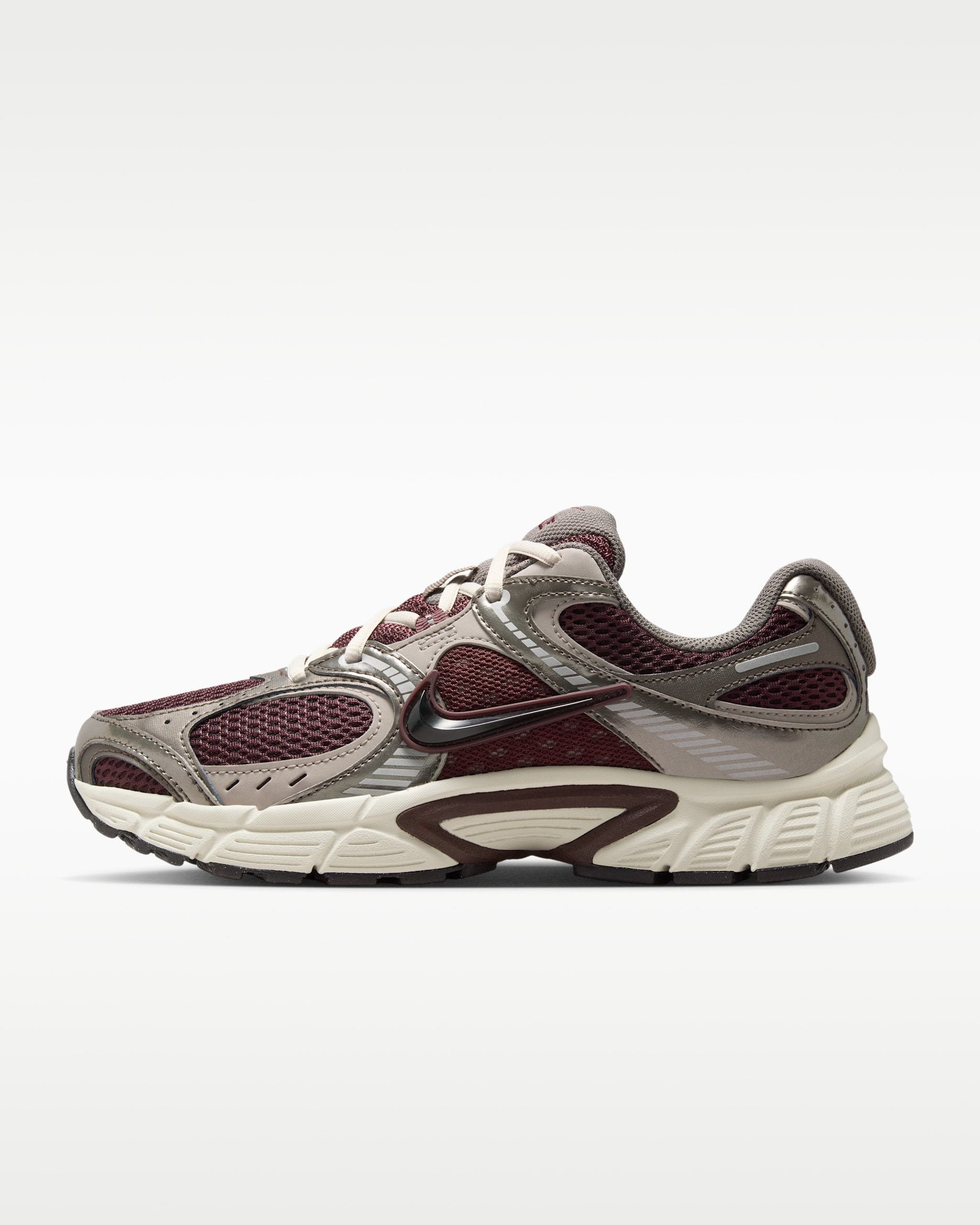 Tenis con detalles reflejantes para mujer Nike V5 RNR - Burdeos enérgico/Gris universitario/Marrón verdoso claro/Negro