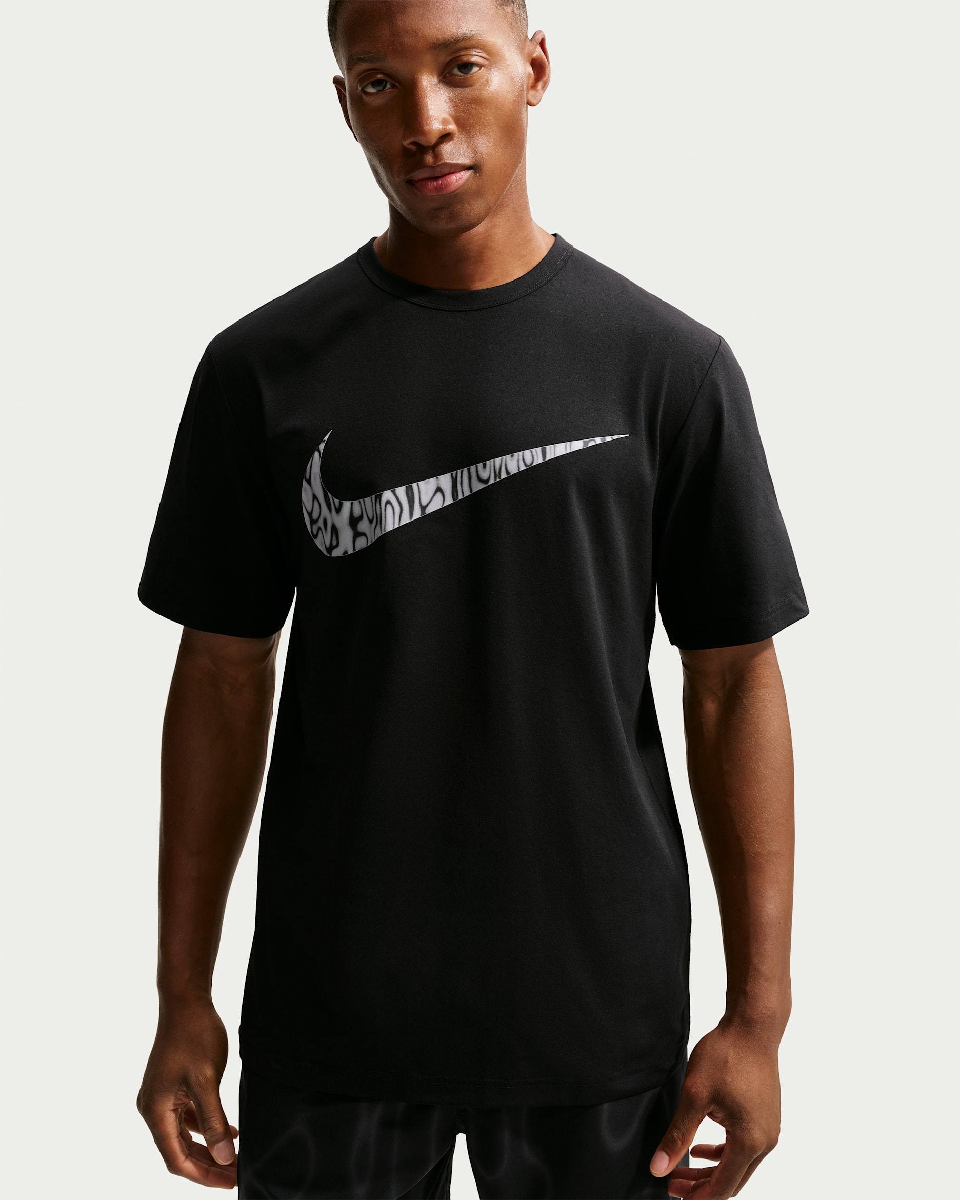 Playera de entrenamiento Dri-FIT con protección contra los rayos UV para hombre Nike Hyverse - Negro