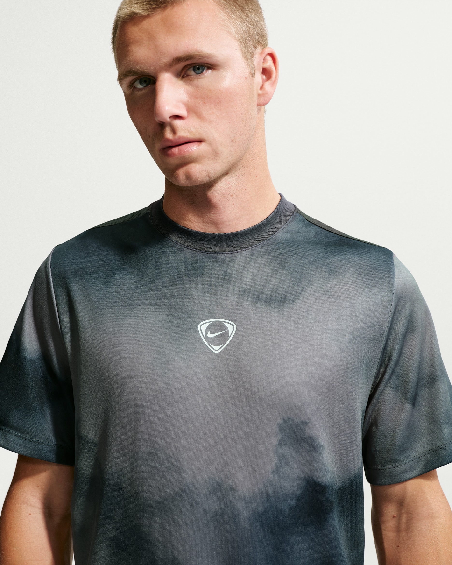 Playera de fútbol de manga corta Dri-FIT para hombre Nike Academy+ - Negro/Gris humo/Blanco