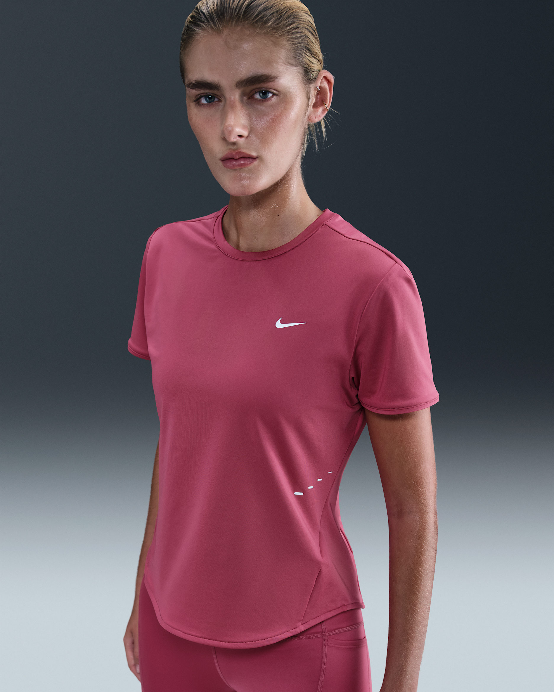 Playera de correr de manga corta Dri-FIT para mujer Nike Swift - Remolacha dulce