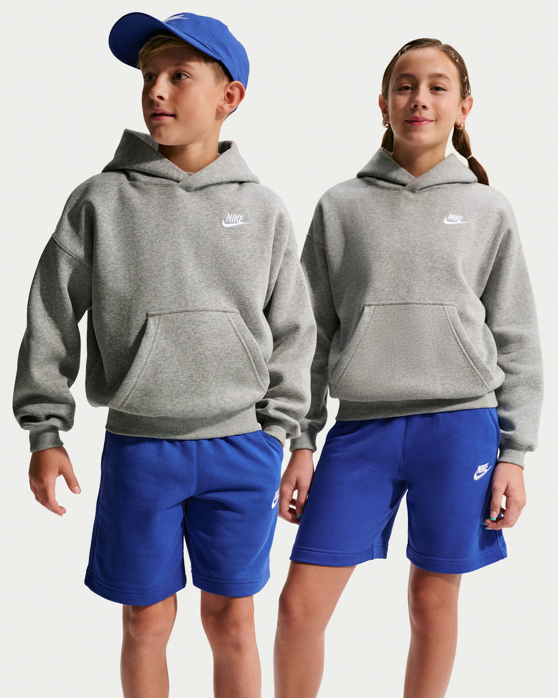 Oversized Nike Sportswear Club Fleece-hættetrøje til større børn - Dark Grey Heather/hvid