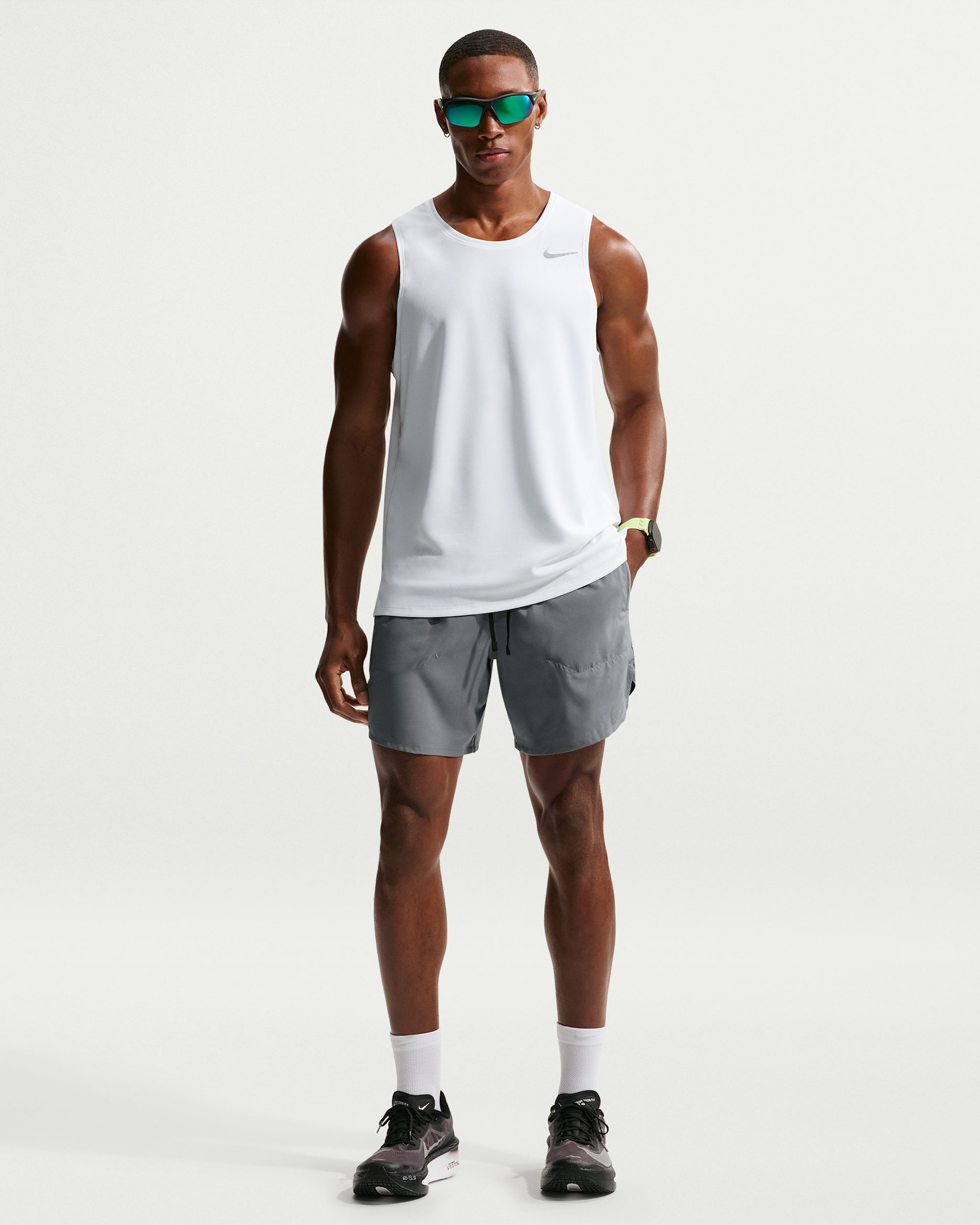 Shorts de correr Dri-FIT de 18 cm con forro de ropa interior para hombre Nike Stride - Gris humo/Negro