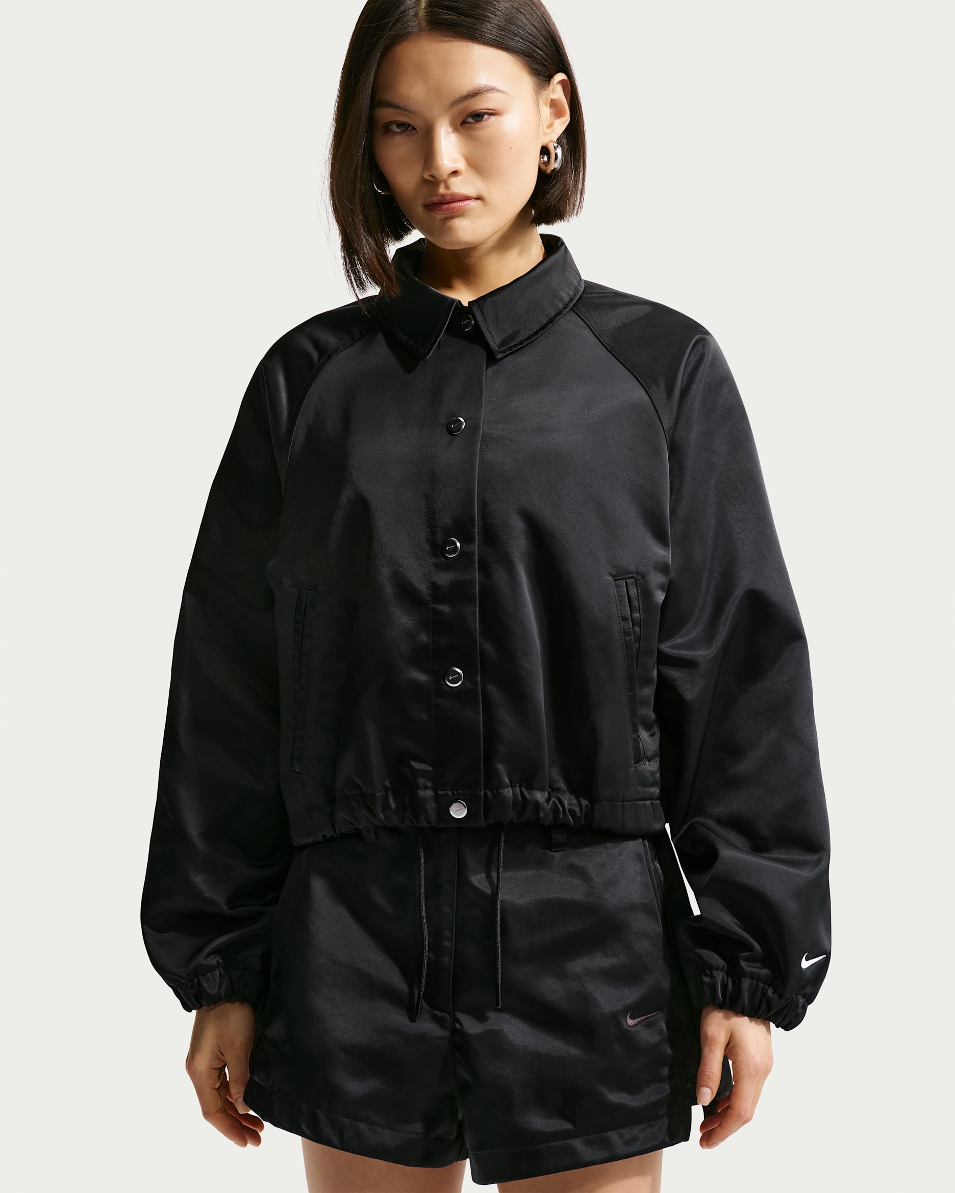 나이키 스포츠웨어 여성 오버사이즈 새틴 코치 재킷 - 블랙/세일