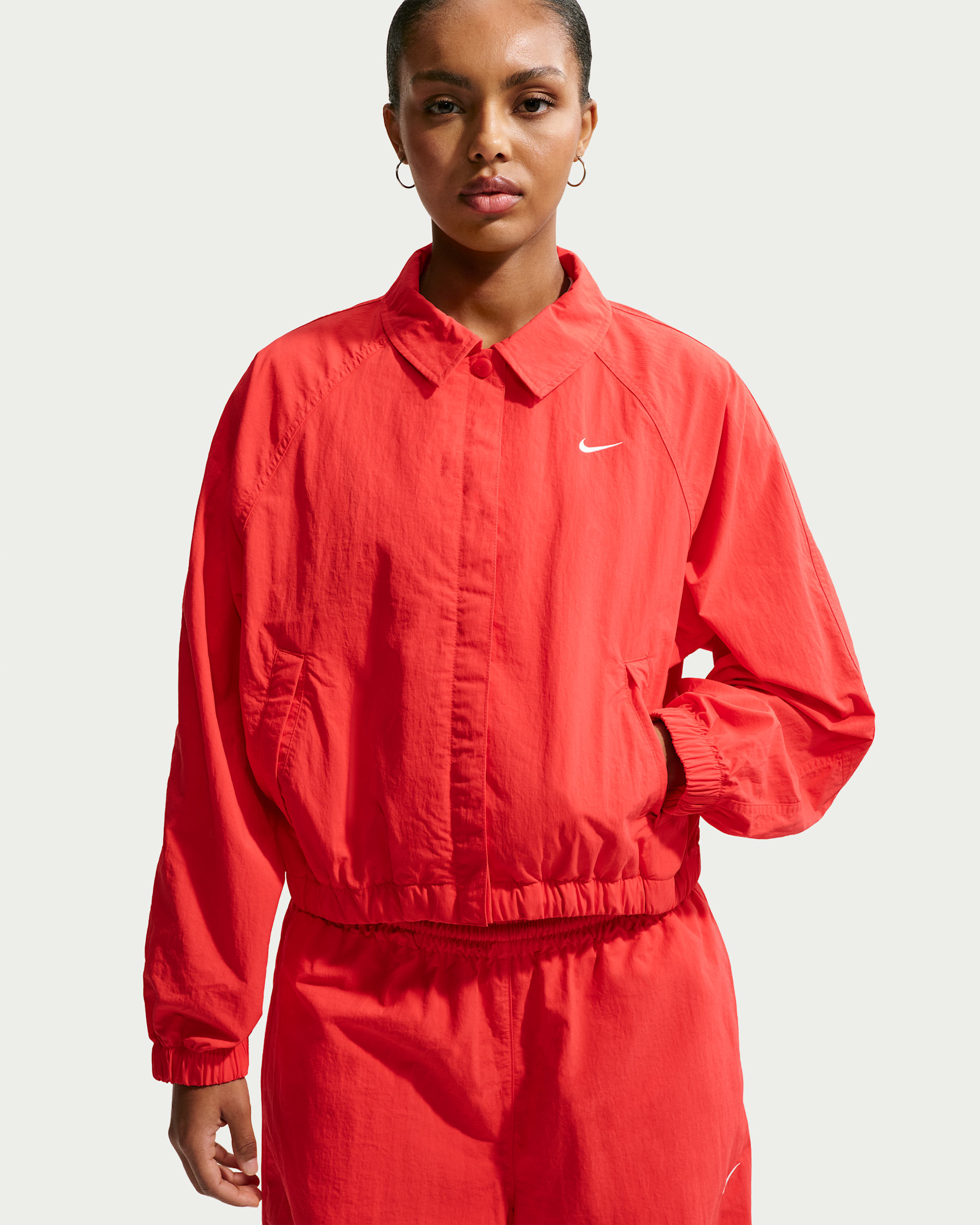 Chamarra de coach oversized para mujer Nike Sportswear - Carmesí claro/Vela