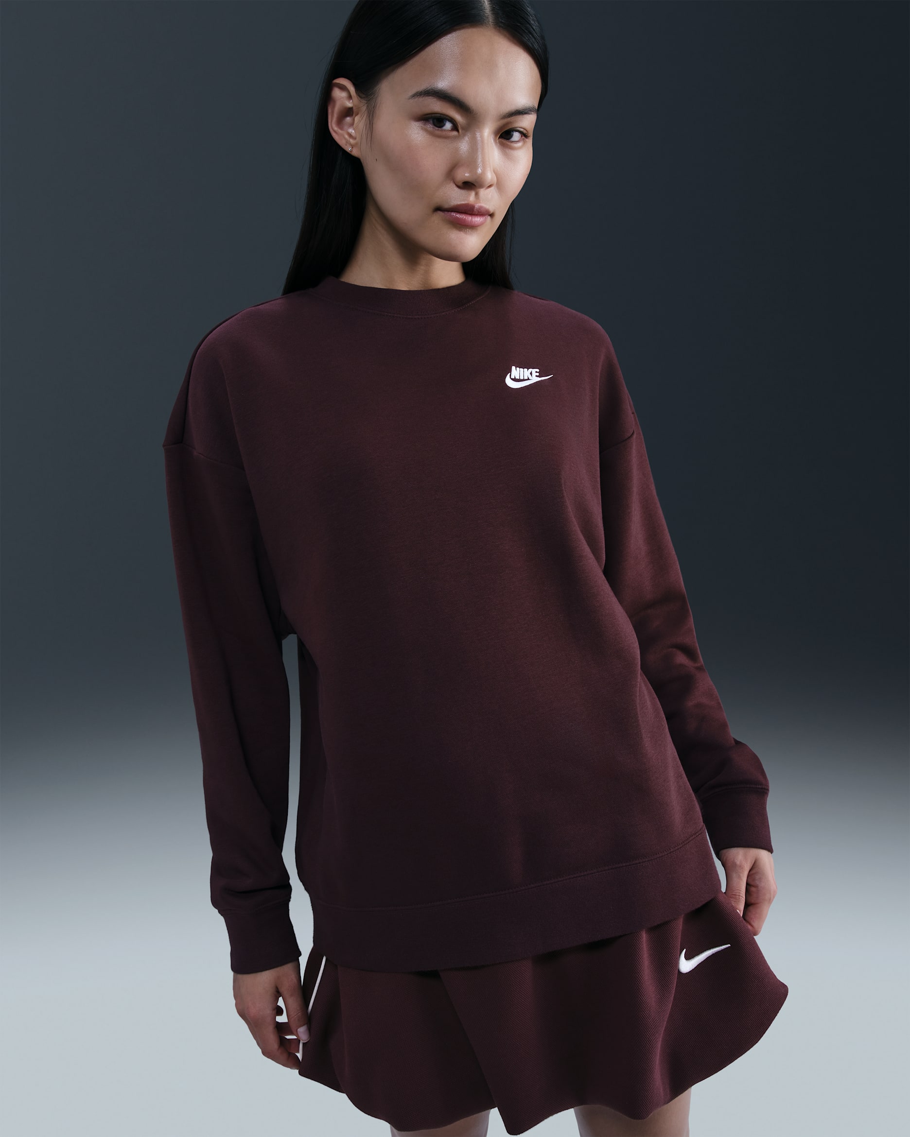Sudadera de cuello redondo holgada para mujer Nike Sportswear Club Fleece - Burdeos enérgico/Blanco