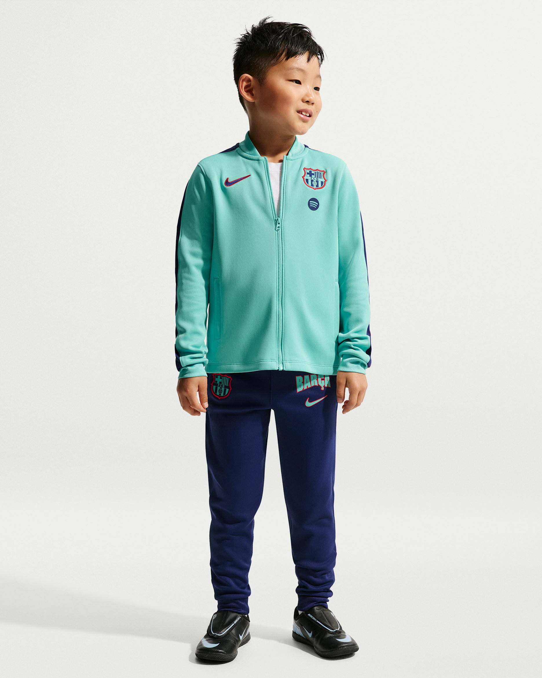 Pleteninová fotbalová sportovní souprava Nike Dri-FIT FC Barcelona Strike pro malé děti, třetí - Green Frost/Loyal Blue/Gym Red/Loyal Blue