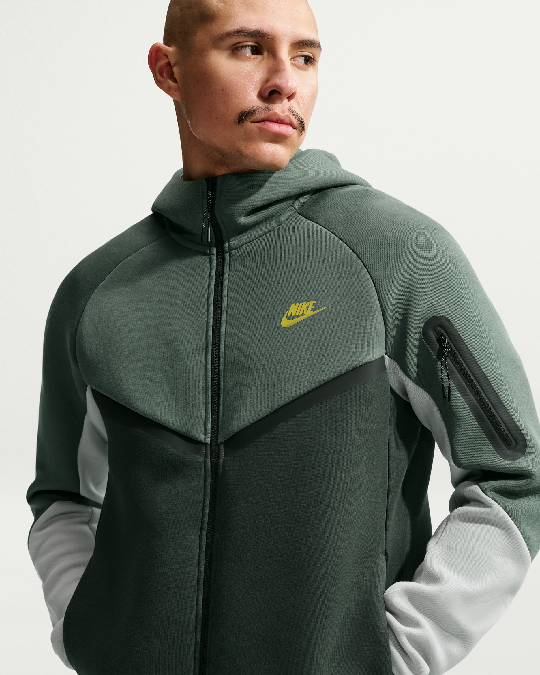 Chamarra Windrunner de tejido Fleece de cierre completo para hombre Nike Tech - Verde camuflaje/Abeto negro/Gris humo claro/Amarillo cromo