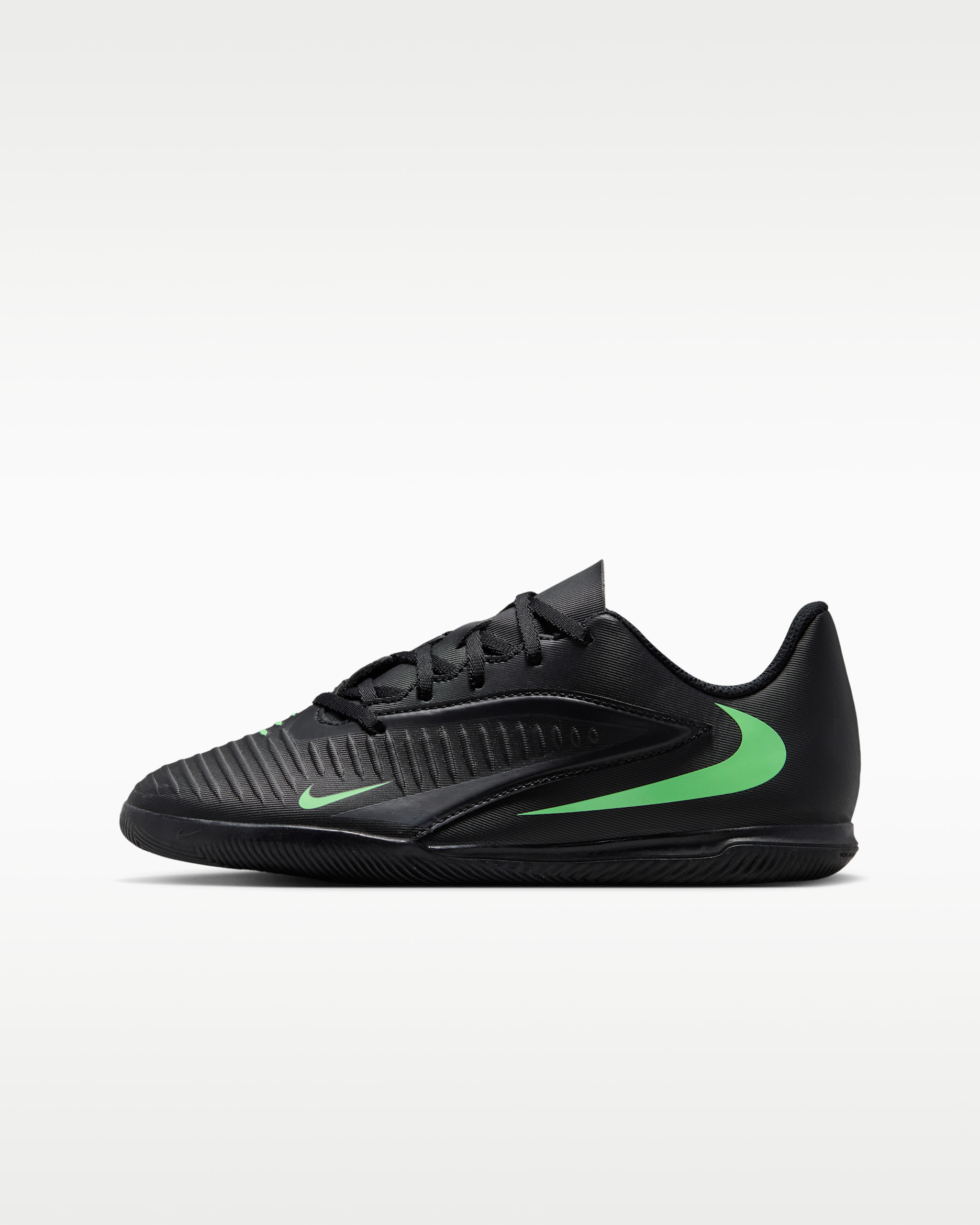 Nike Jr. Phantom 6 Low Club Older Kids' Indoor Court Football Shoes - Black/Black/Illusion Green