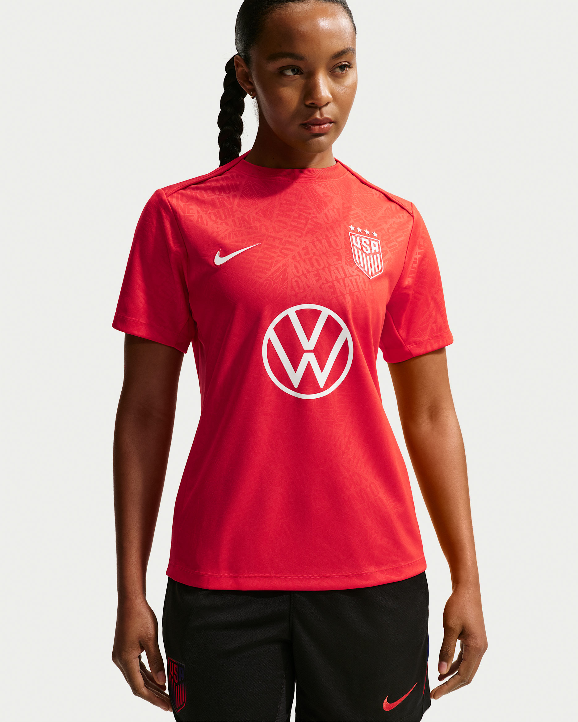Playera de fútbol de manga corta Nike Dri-FIT para antes del partido para mujer USWNT Academy Pro - Rojo reto/Rojo reto/Blanco