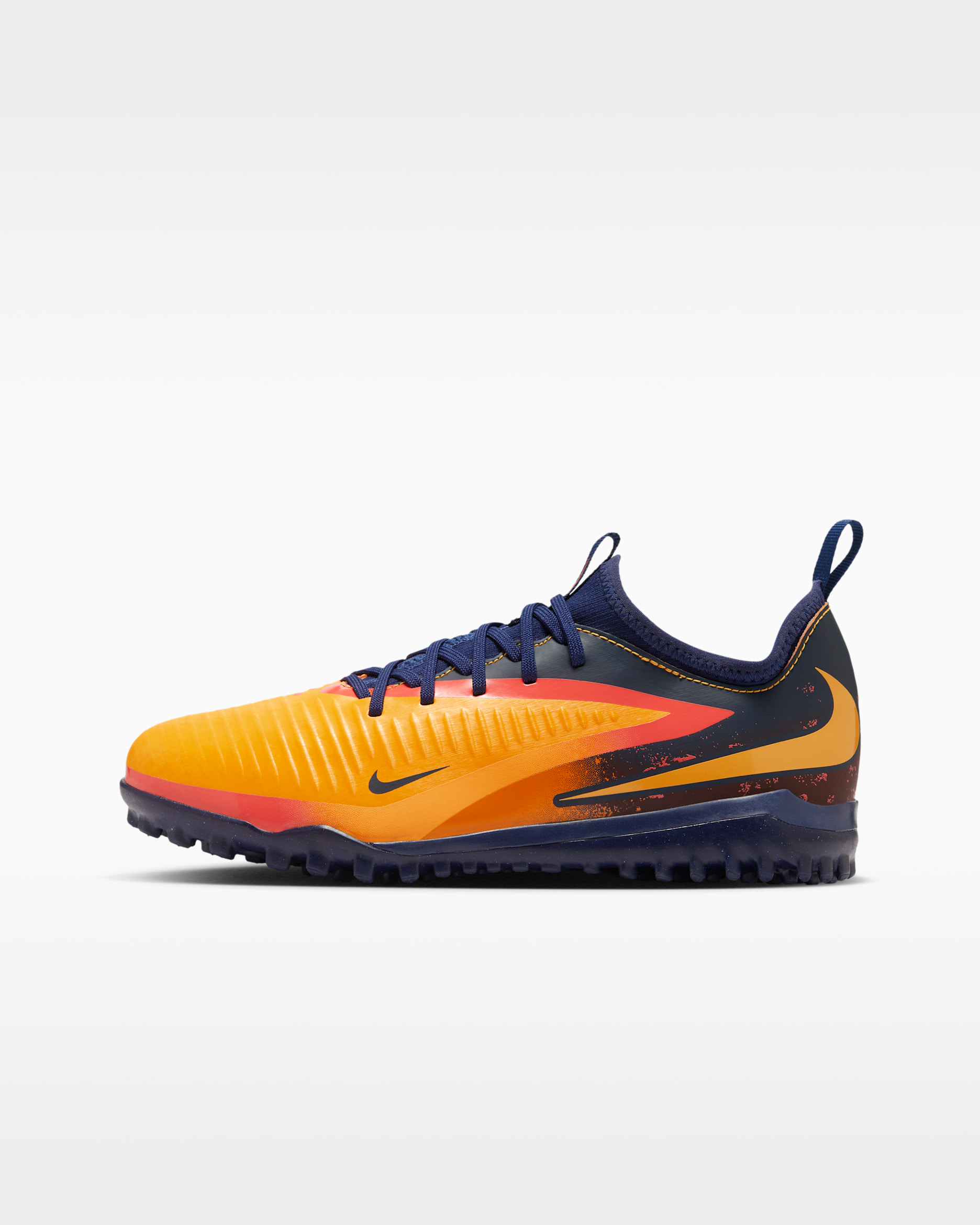 Nike Jr. Phantom 6 Low Academy „Erling Haaland” műfűre készült futballcipő nagyobb gyerekeknek - Laser Orange/Blue Void/Lemon Venom