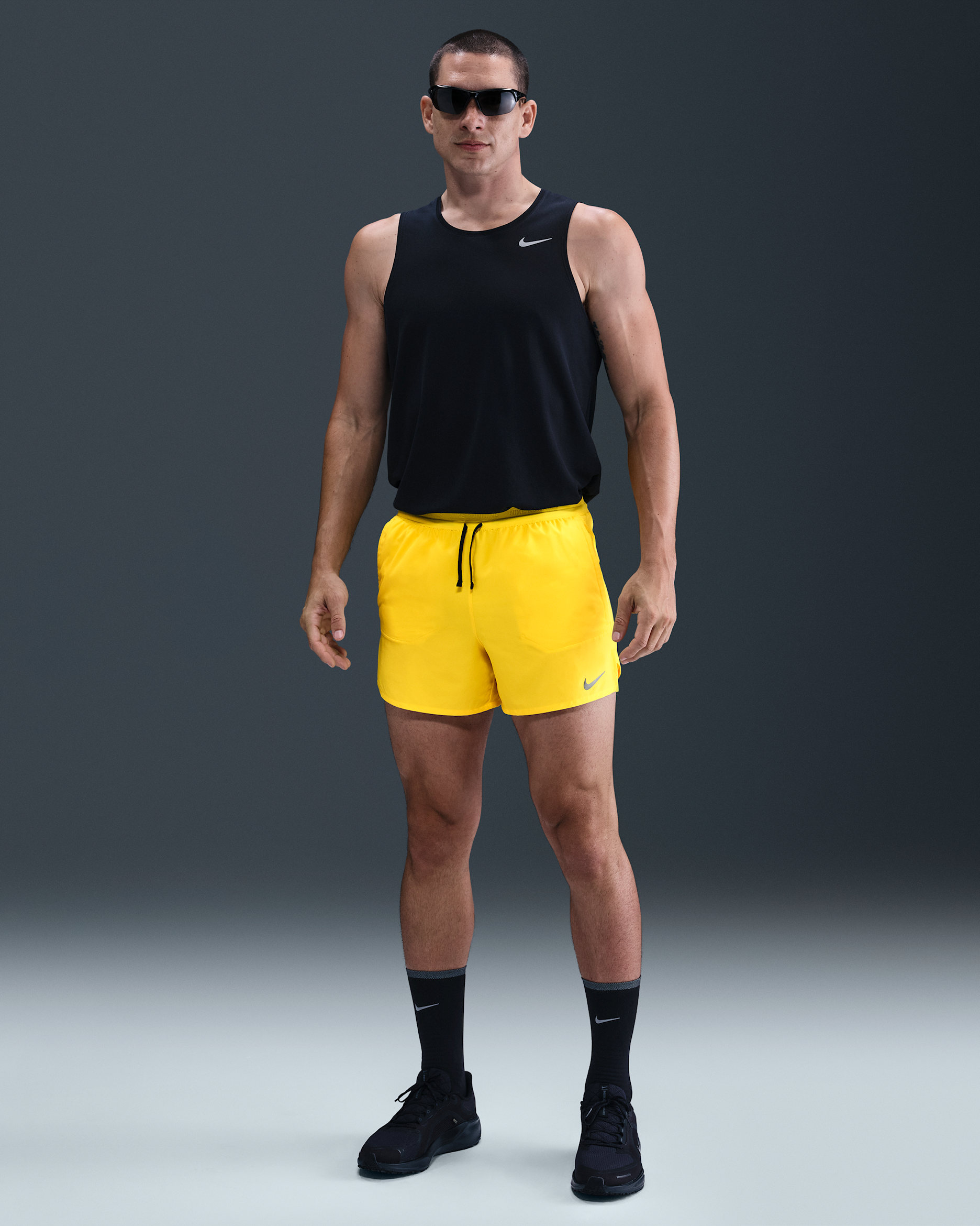 Shorts de correr Dri-FIT de 13 cm con forro de ropa interior para hombre Nike Stride - Relámpago/Negro