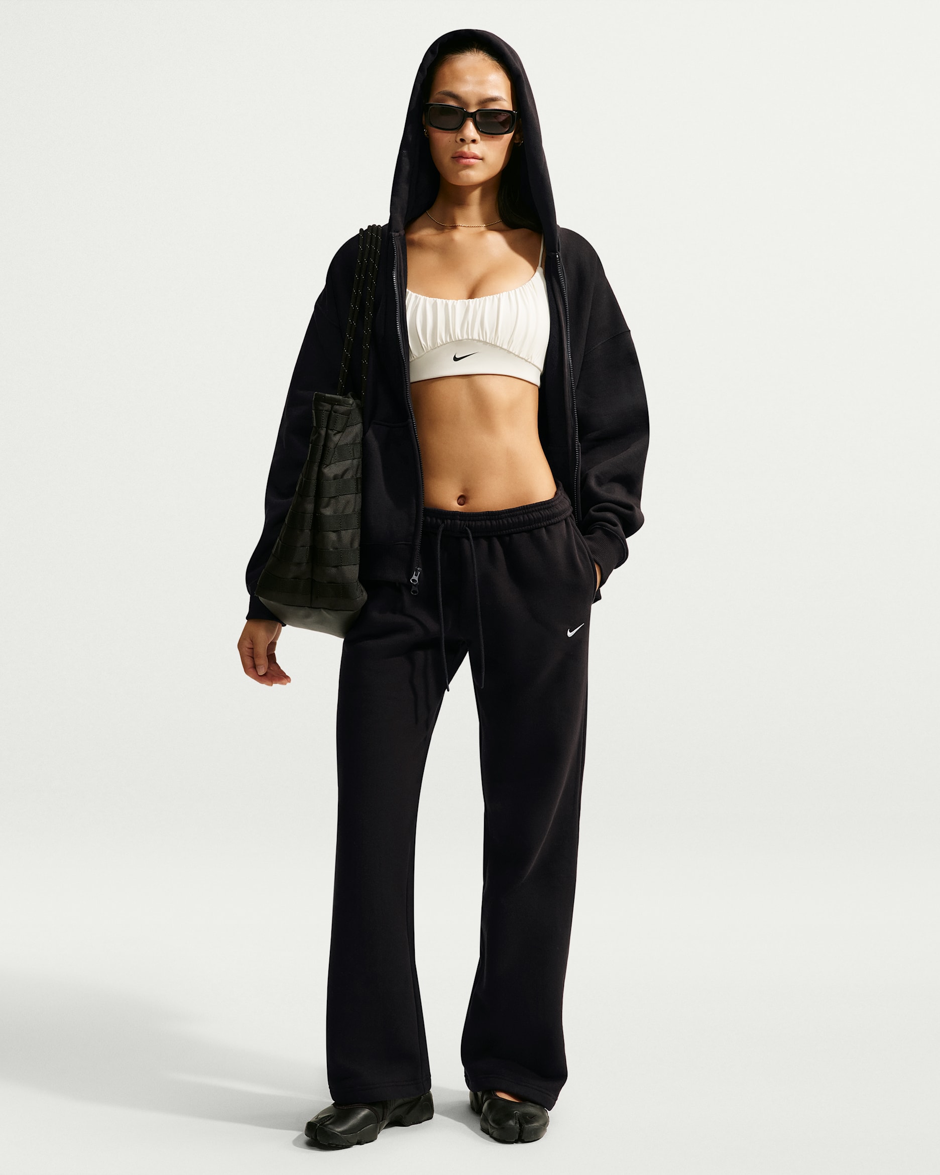 Nike Studio Fleece Medium Weight Pantalones de tiro medio con dobladillo abierto - Mujer - Total Black/Sail