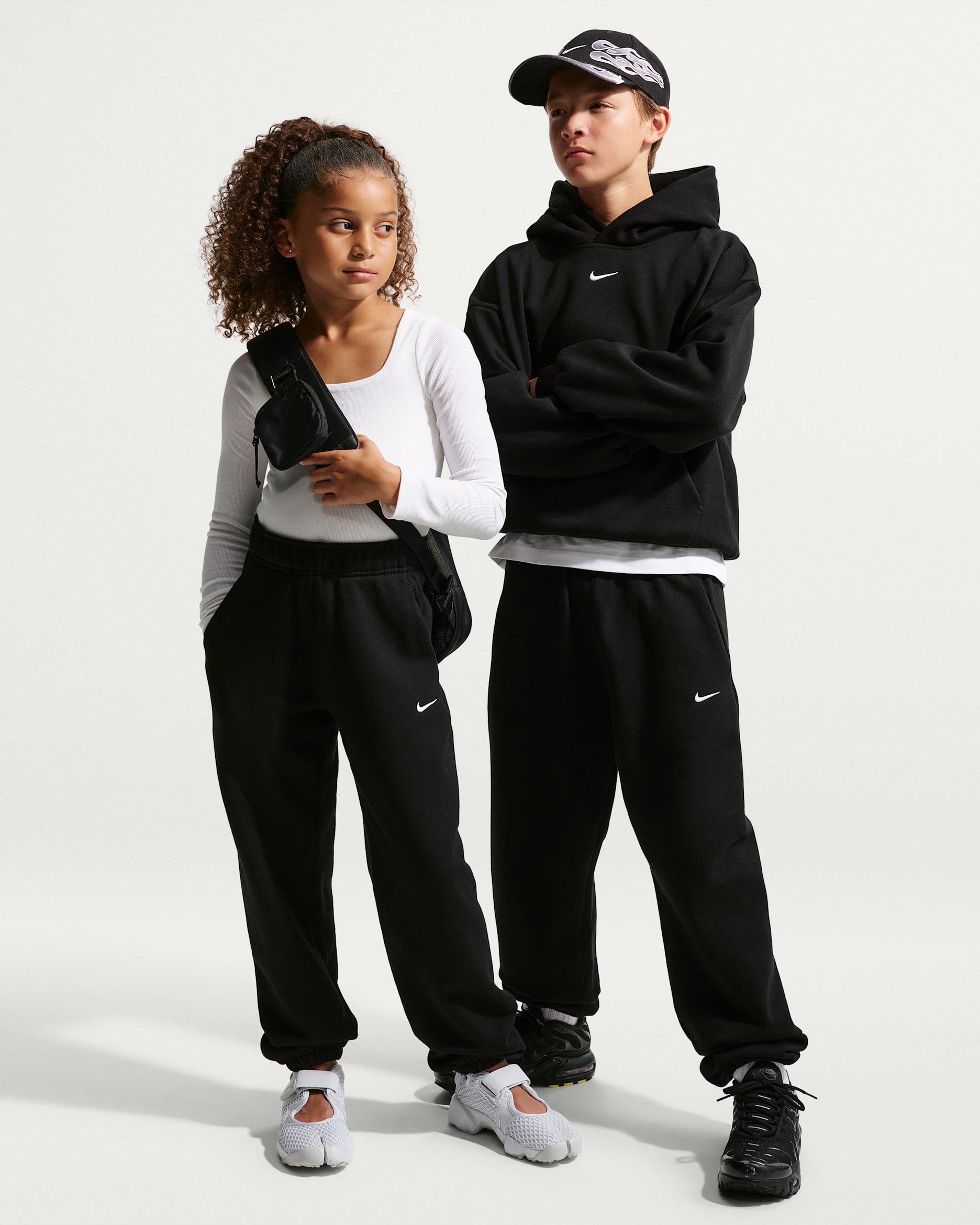 Calças de basquetebol com bainha de lã cardada Nike Solo Swoosh para criança - Total Black/Sail