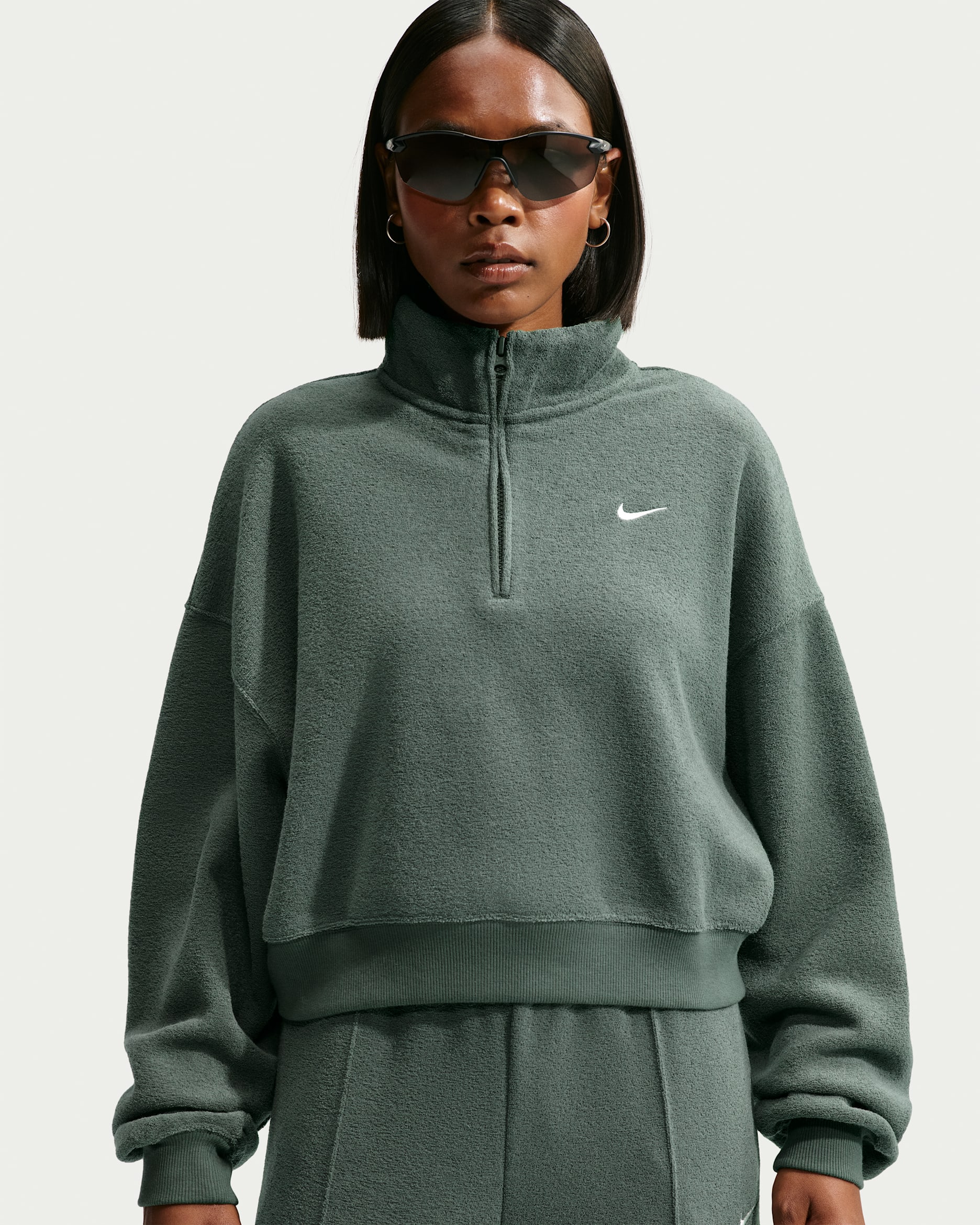 Top cropped oversized de cierre de 1/4 para mujer Nike Studio Fleece Medium Weight Plush - Verde camuflaje/Vela