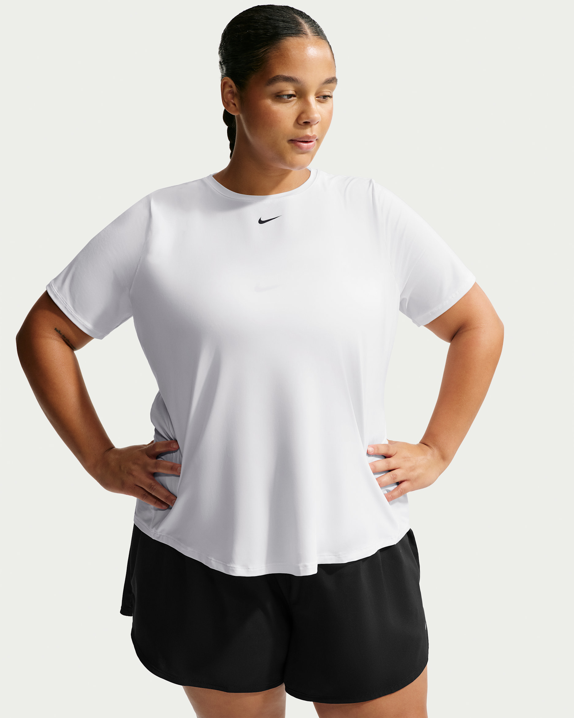 Playera de manga corta Dri-FIT para mujer (talla grande) Nike One Classic - Blanco/Negro