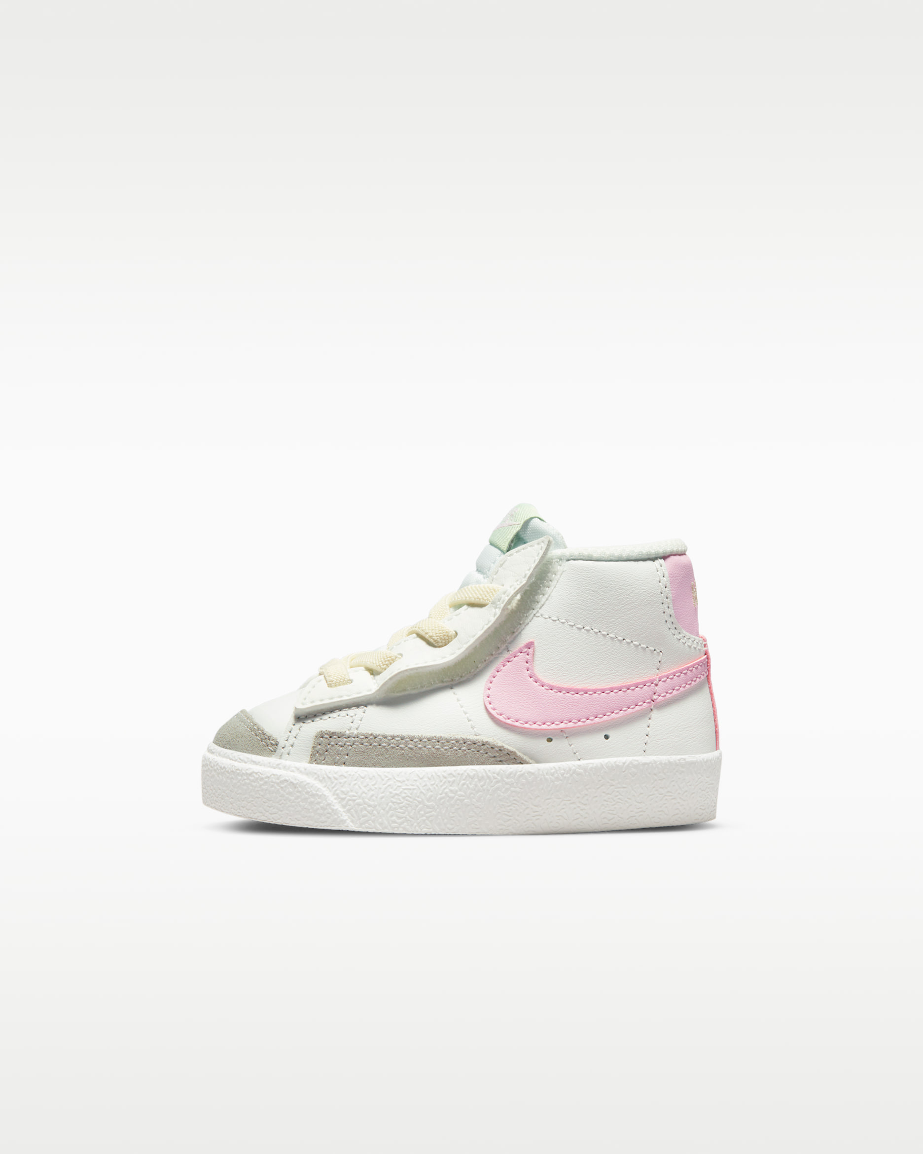 Tenis para bebé e infantil Nike Blazer Mid '77 - Blanco cumbre/Leche de coco/Pulpa dulce/Espuma rosa