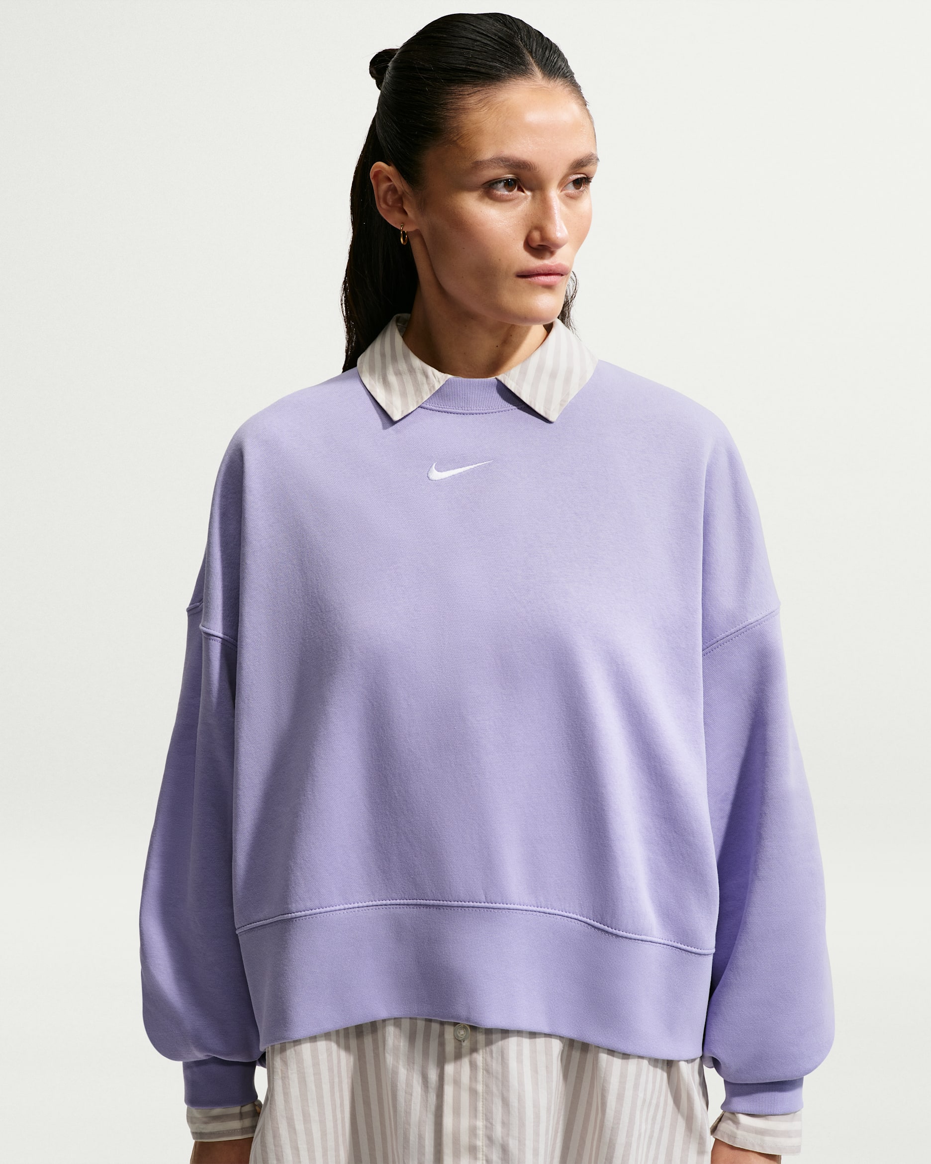Sudadera de cuello redondo de tejido Fleece oversized para mujer Nike Sportswear Collection Essentials - Hielo lila/Blanco