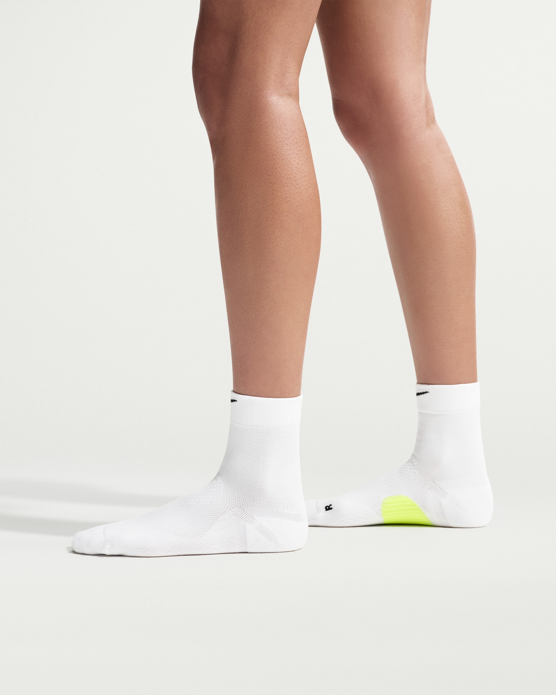 Skarpety do biegania mikro Nike Run o średniej grubości (1 para) - Biel/Volt/Czerń