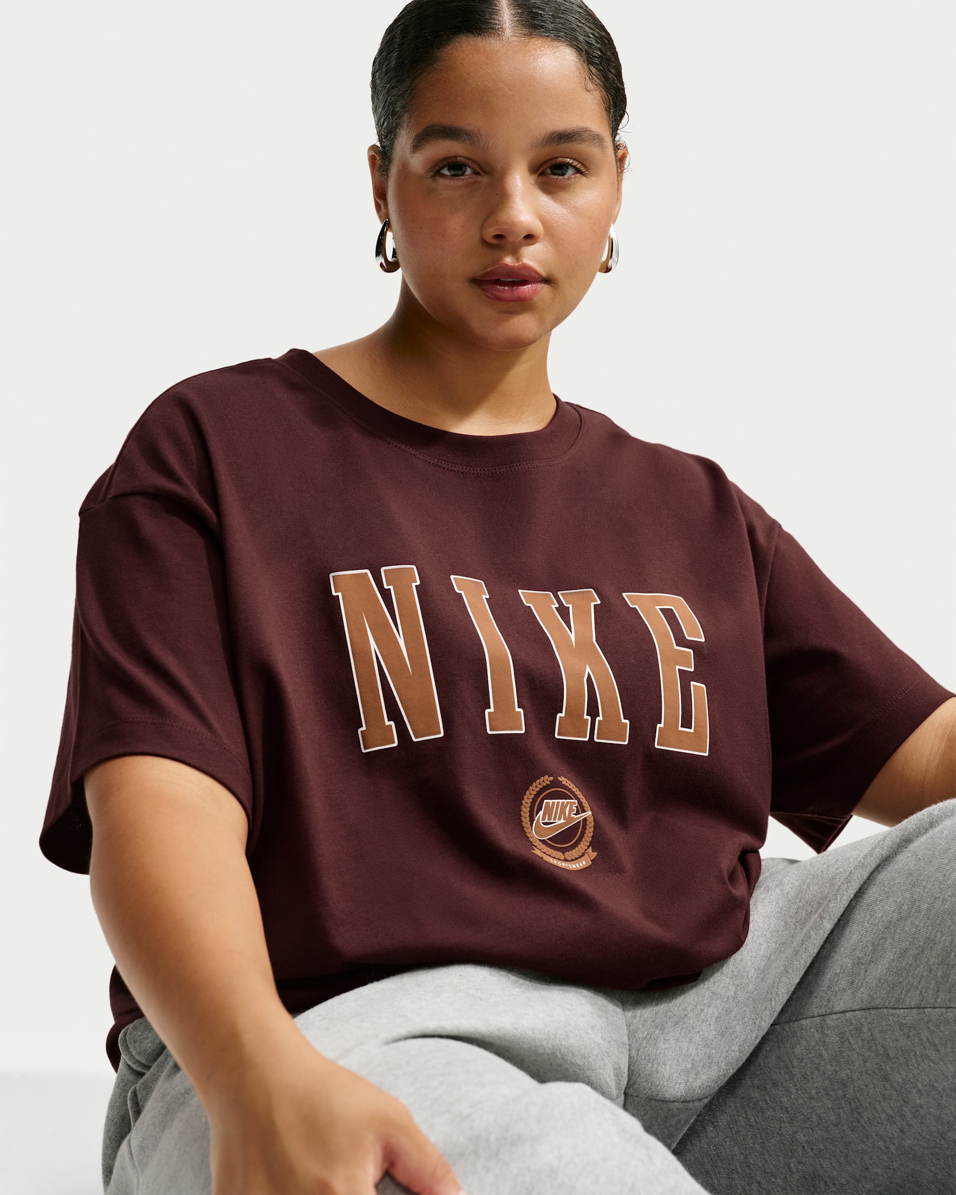 Playera oversized para mujer Nike Sportswear - Dátil místico