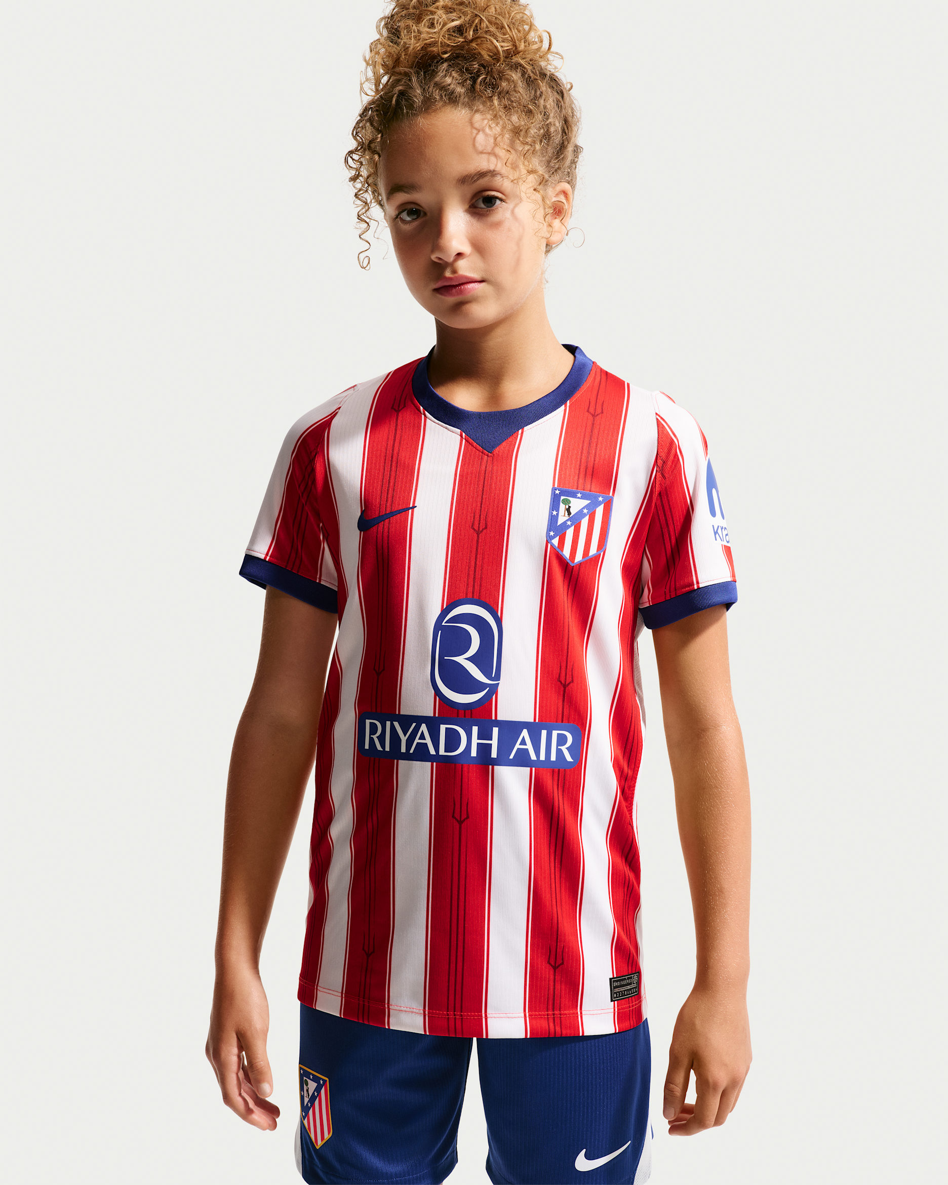 Replika domácího fotbalového dresu Atlético Madrid 2026/27 Stadium Nike Dri-FIT pro větší děti - Bílá/University Red/Deep Royal Blue/Deep Royal Blue