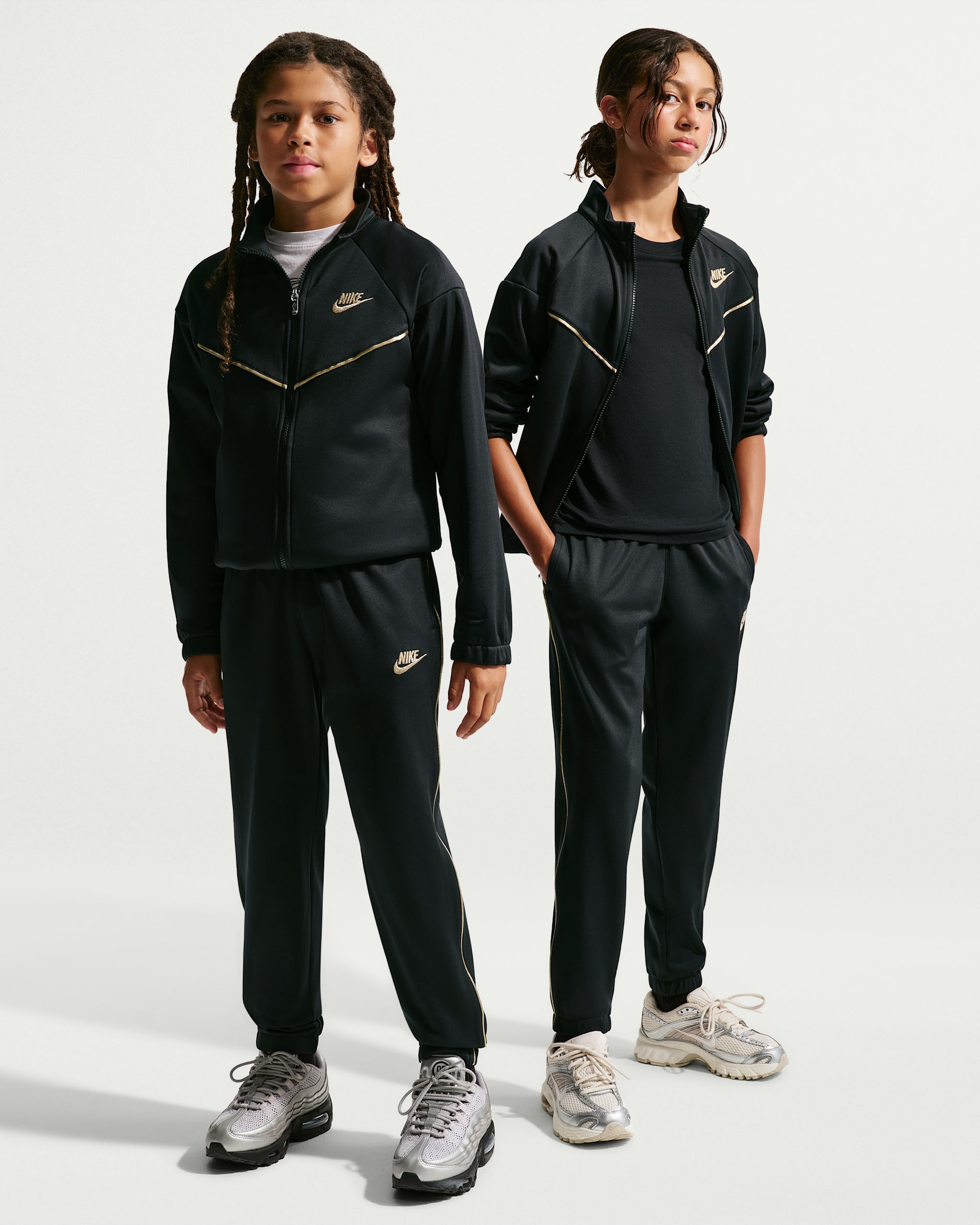 Conjunto deportivo Dri-FIT para niños Nike - Negro/Oro metalizado