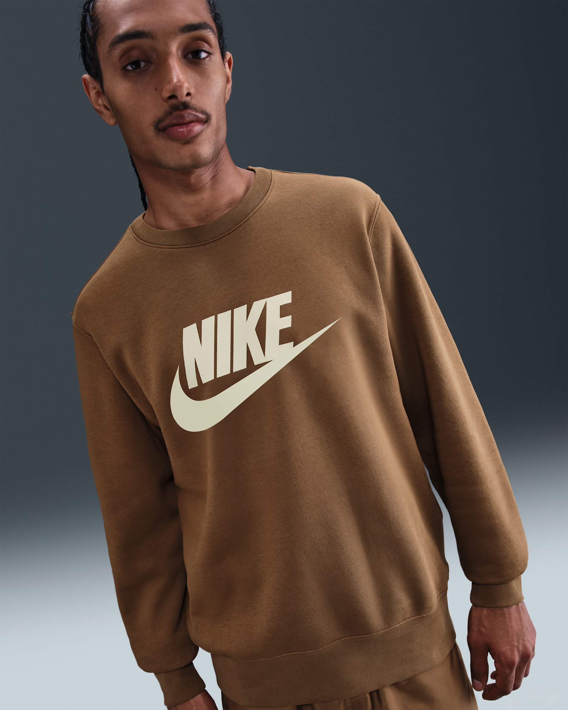 Sudadera de cuello redondo de tejido Fleece con gráfico para hombre Nike Sportswear Club - Marrón musgo/Caqui claro