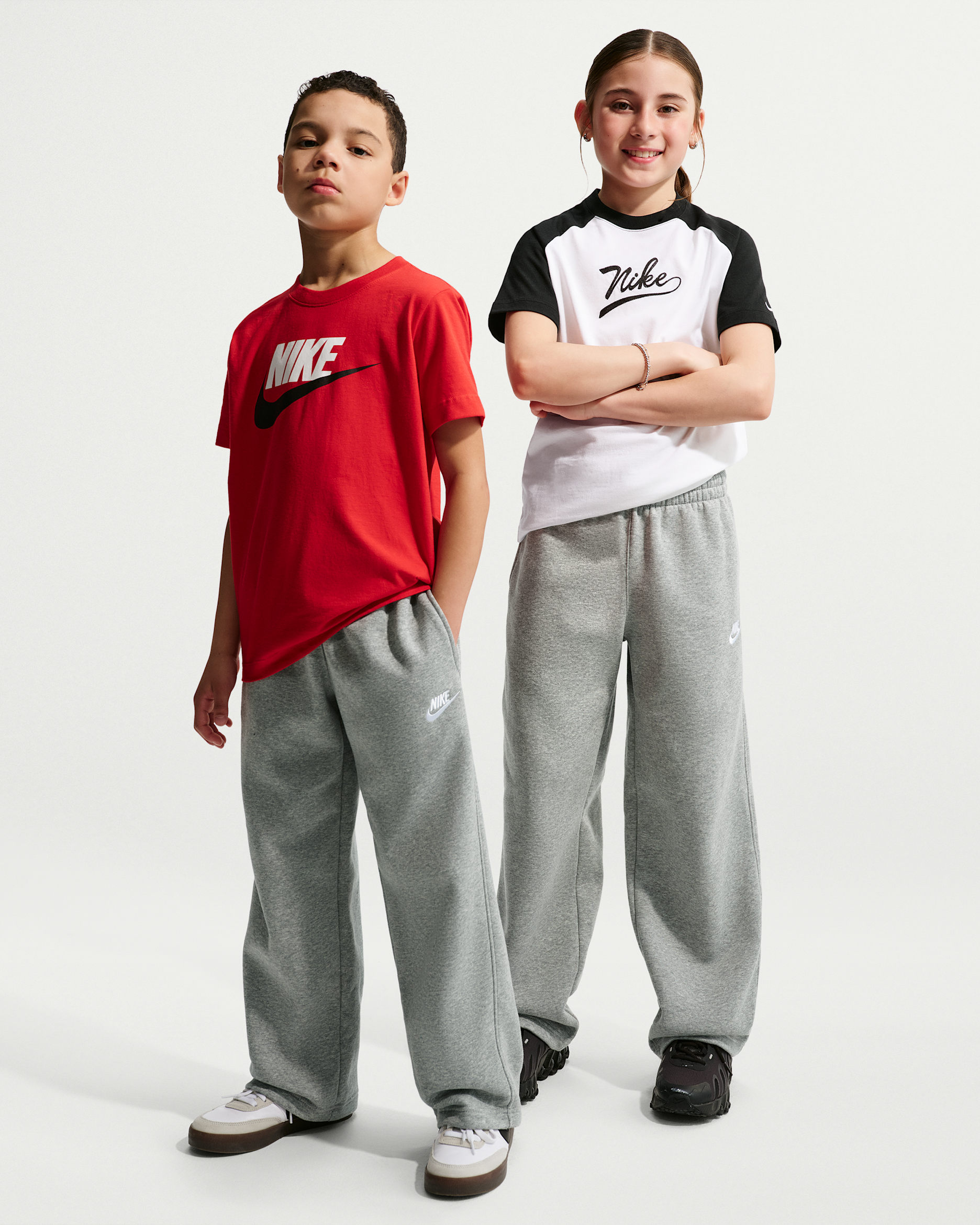 Pants holgados con dobladillo abierto para niños Nike Sportswear - Gris oscuro jaspeado/Blanco