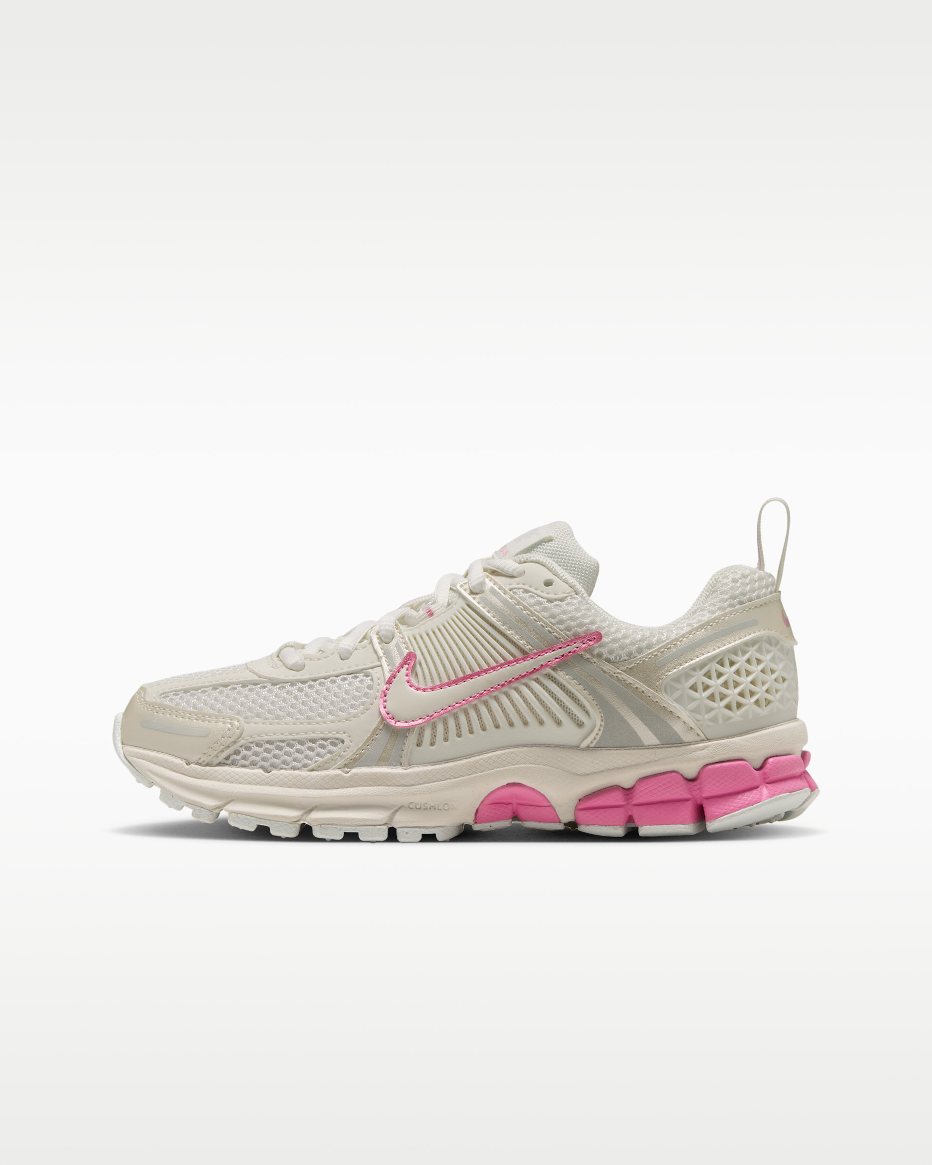 Scarpa Nike Vomero 5 con dettagli dal design rifrangente – Ragazzo/a - Sail/Pink Rise/Off White/Sail