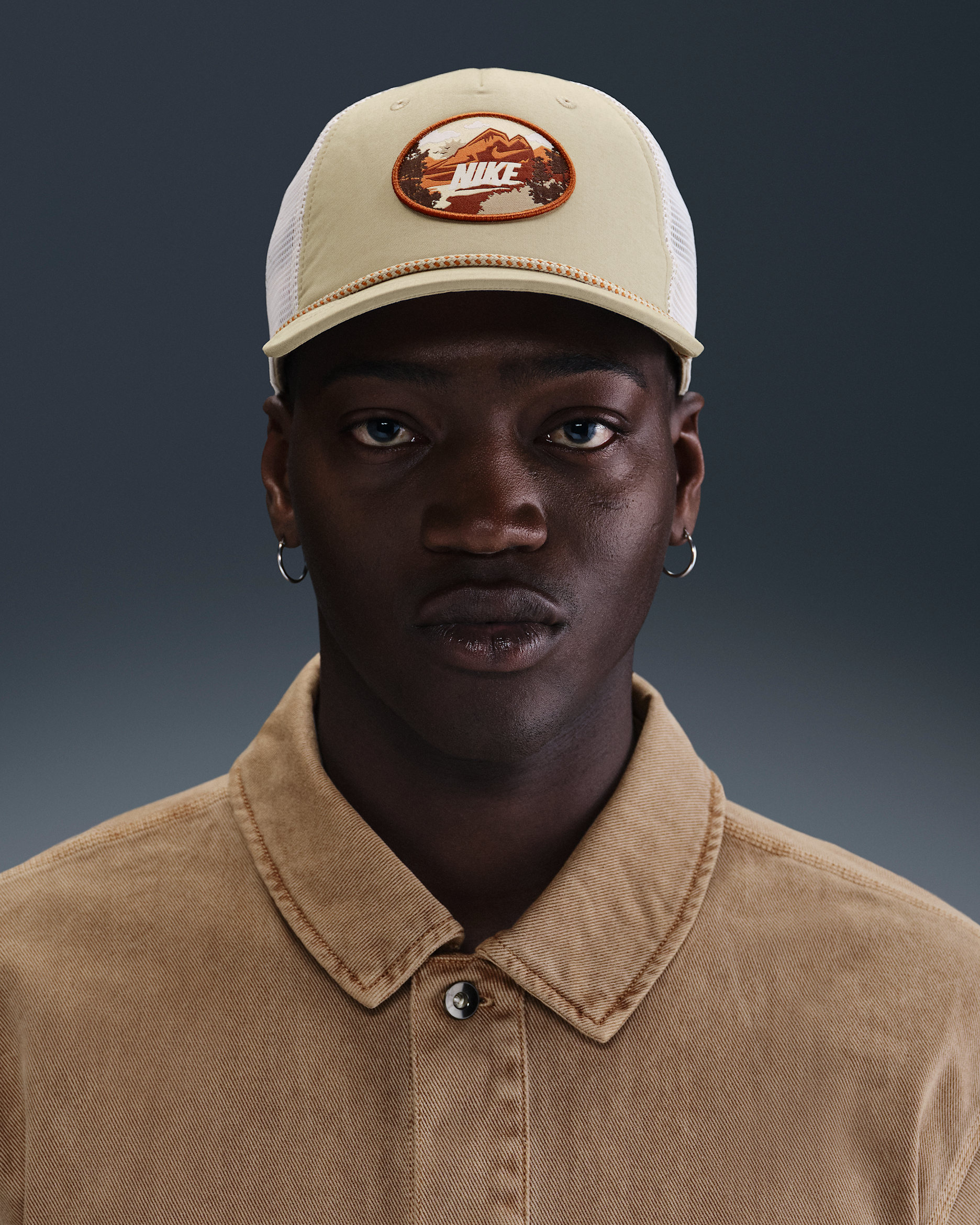 Gorra de rejilla con estructura para exteriores Nike Rise - Caqui desierto/Blanco/Monarca