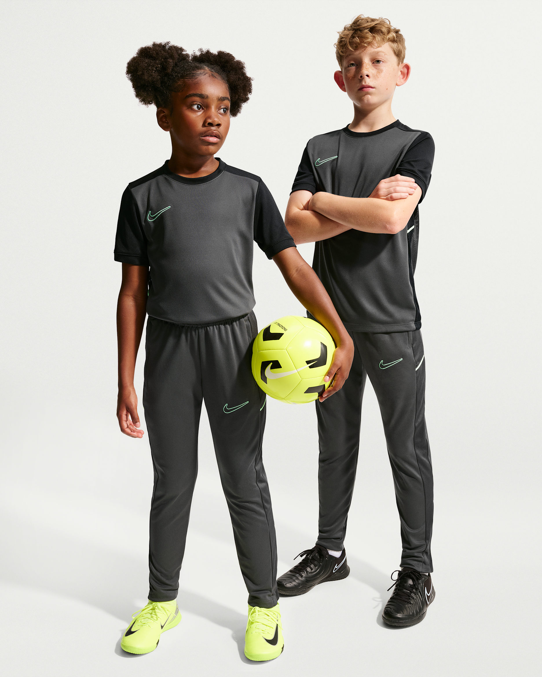Pants de fútbol Dri-FIT para niños talla grande Nike Academy - Antracita/Negro/Verde ilusión/Verde ilusión