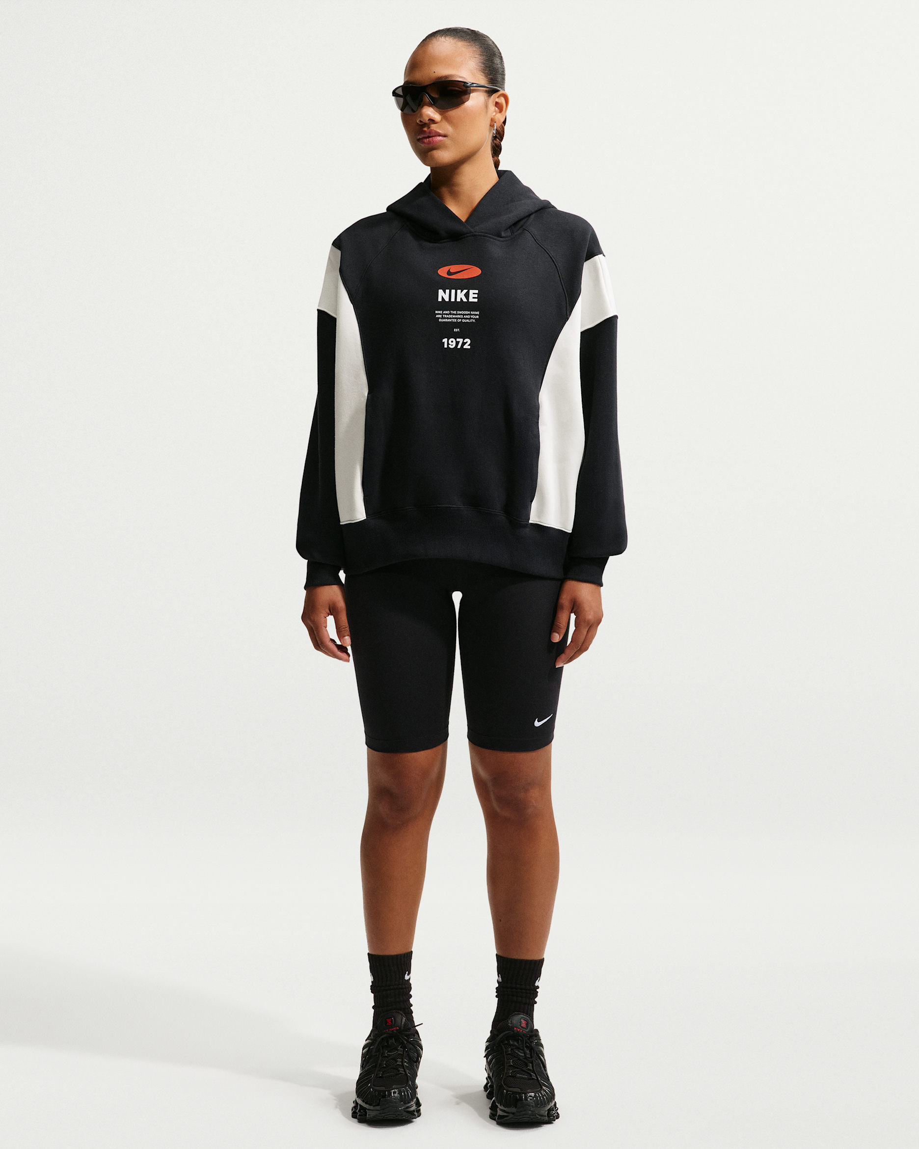 Nike Sportswear Essential Shorts de ciclismo de tiro medio de 25 cm para mujer - Negro/Blanco