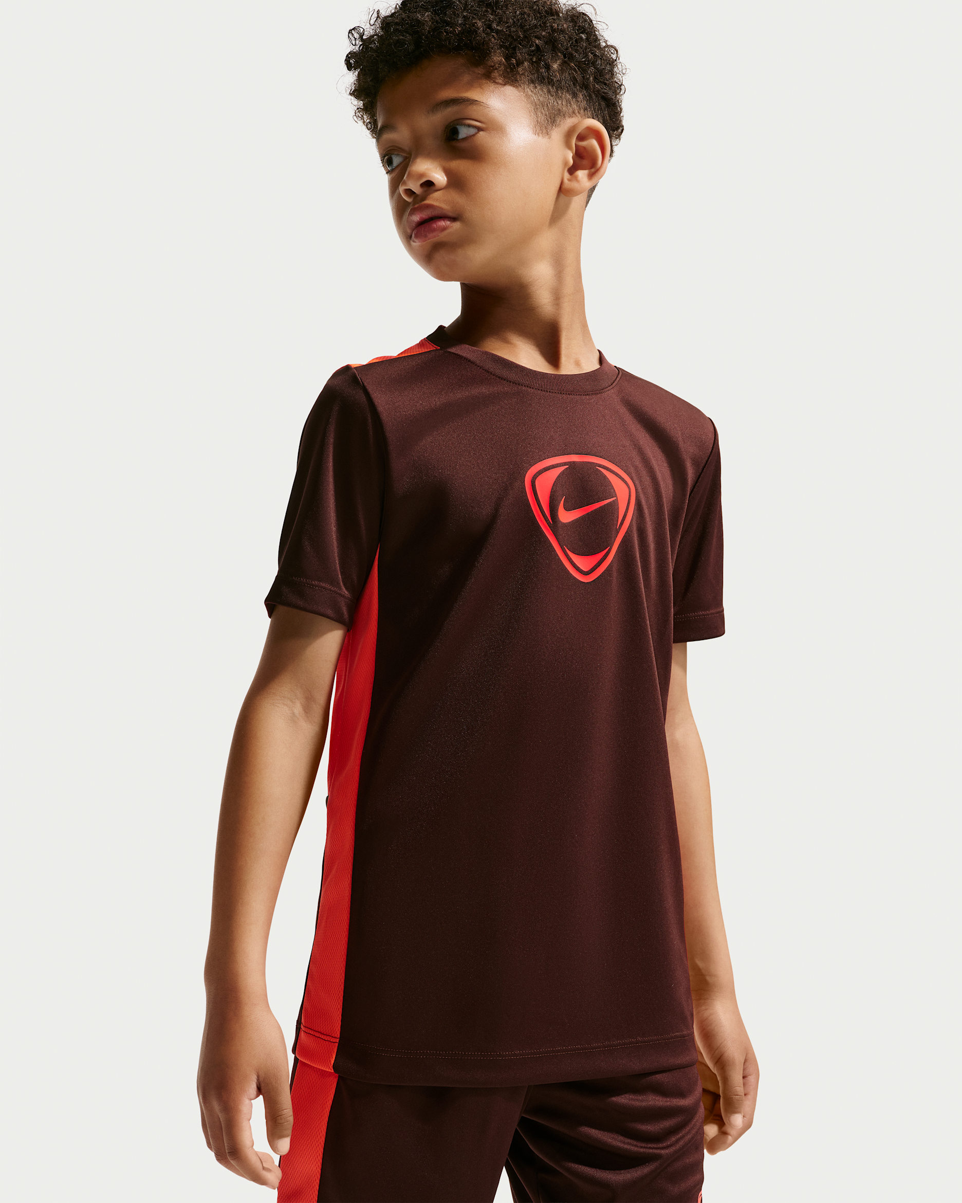 Kortærmet Nike Academy+-Dri-FIT-fodboldtrøje til større børn - Mystic Dates/Bright Crimson/Bright Crimson