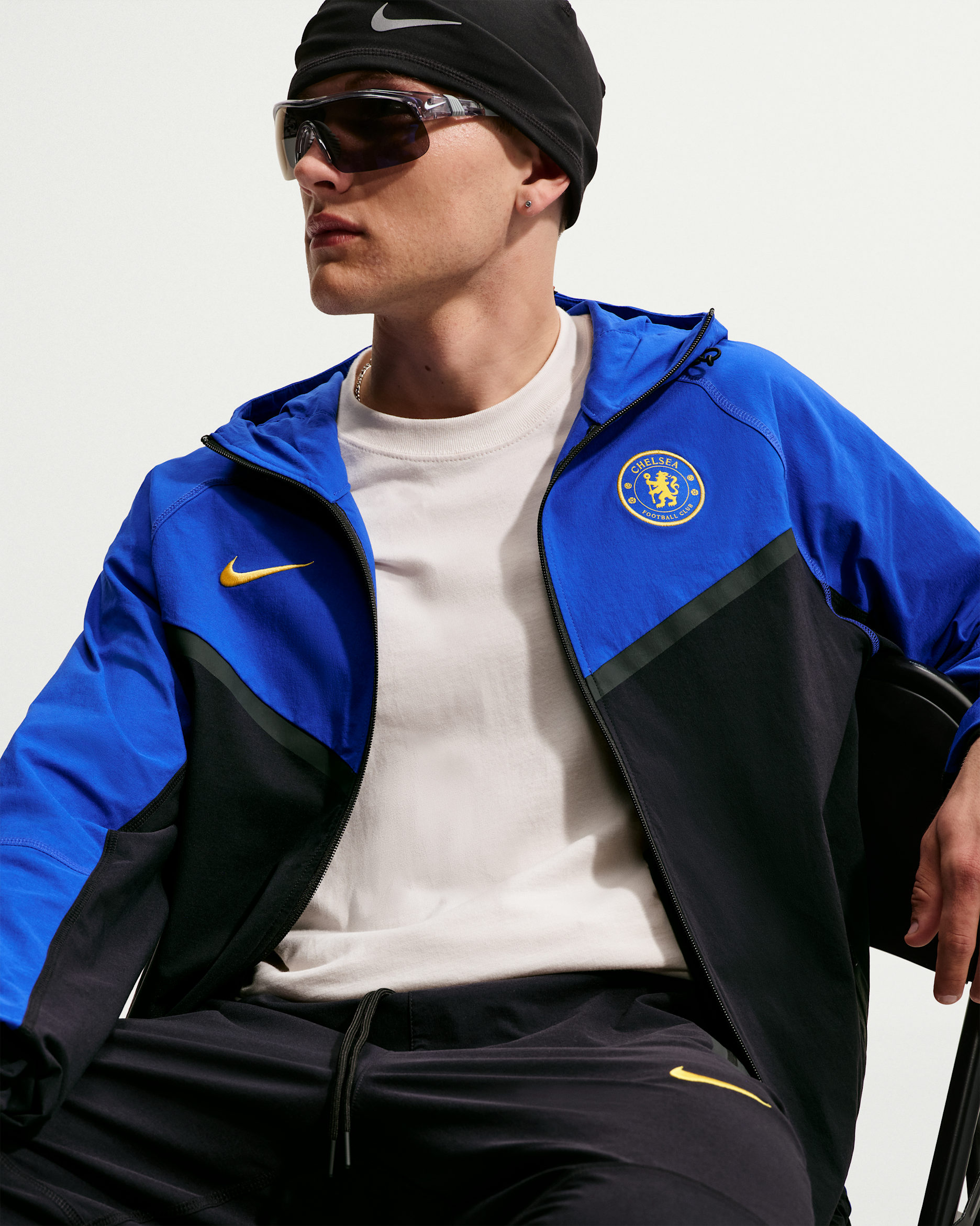 Chelsea F.C. Tech Windrunner Men's Nike Football Woven Full-Zip Jacket - Bright Blue/Pitch Blue/Midwest Gold