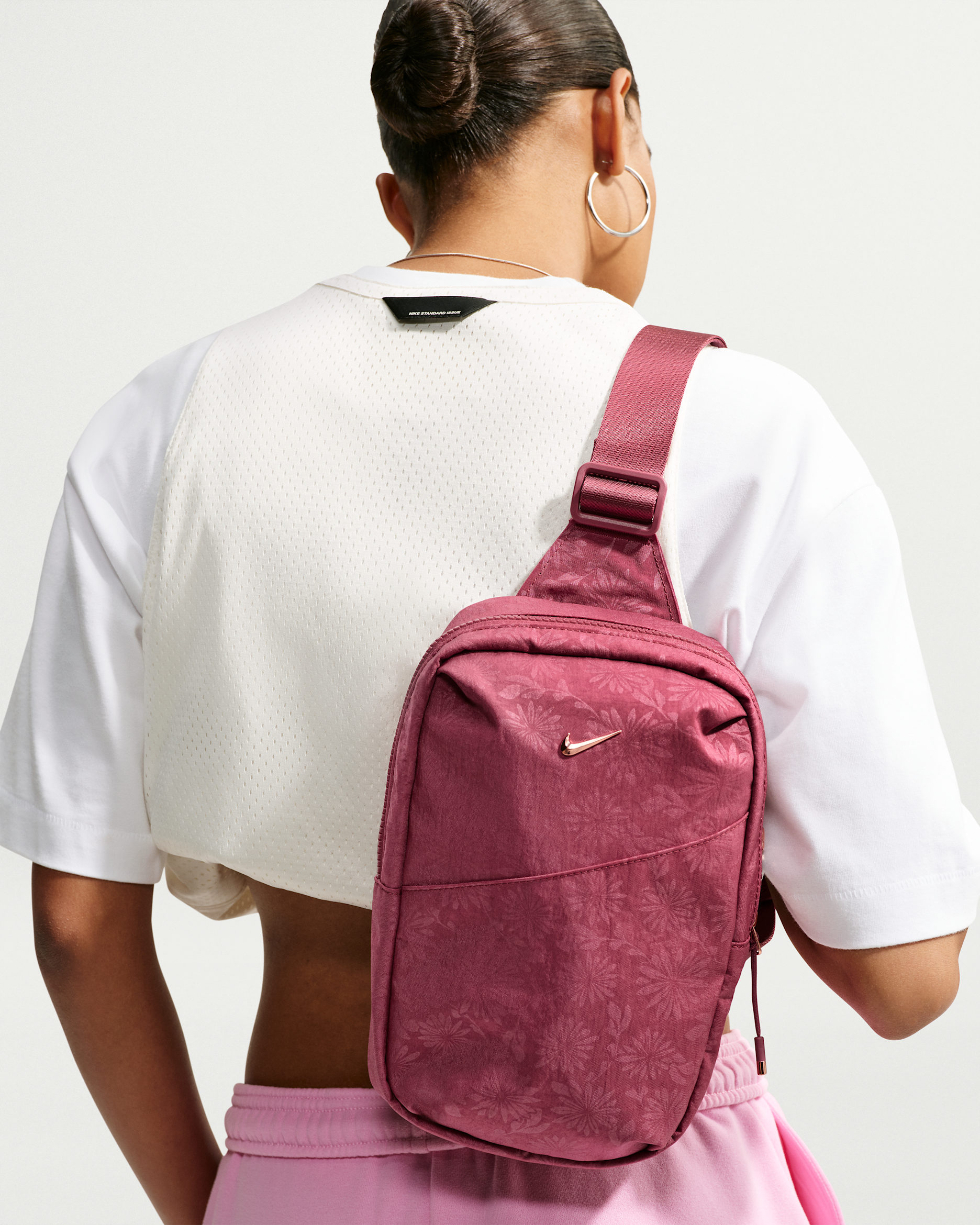 Nike Aura Floral Cross-Body Bag (5L) - Pink Smoke/Pink Smoke/ROSE GOLD BRL