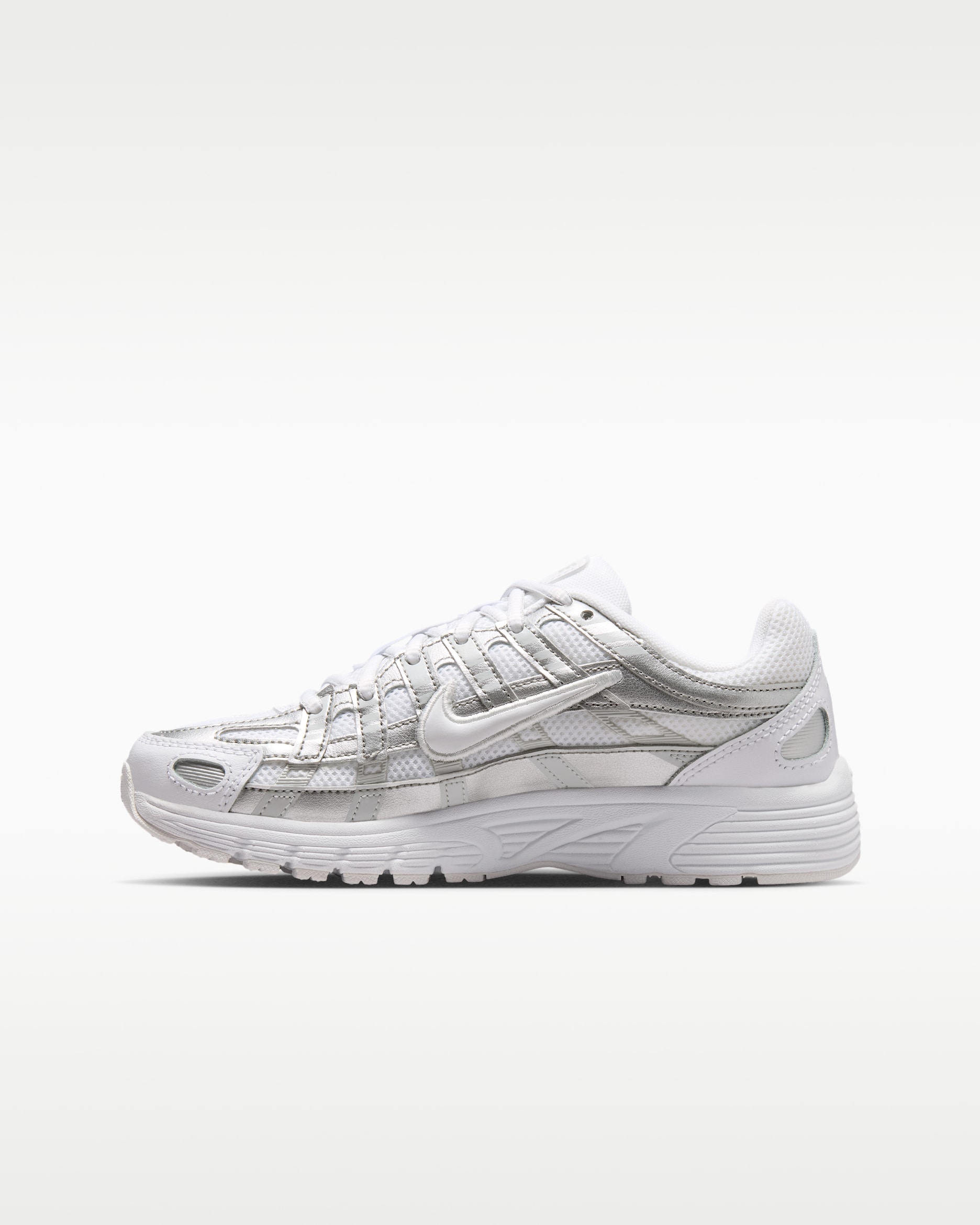 Tenis para niños grandes Nike P-6000 - Blanco/Polvo fotón/Plata metalizado/Blanco